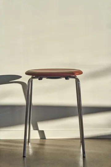 Dot stool leather - Chestnut - Fritz Hansen