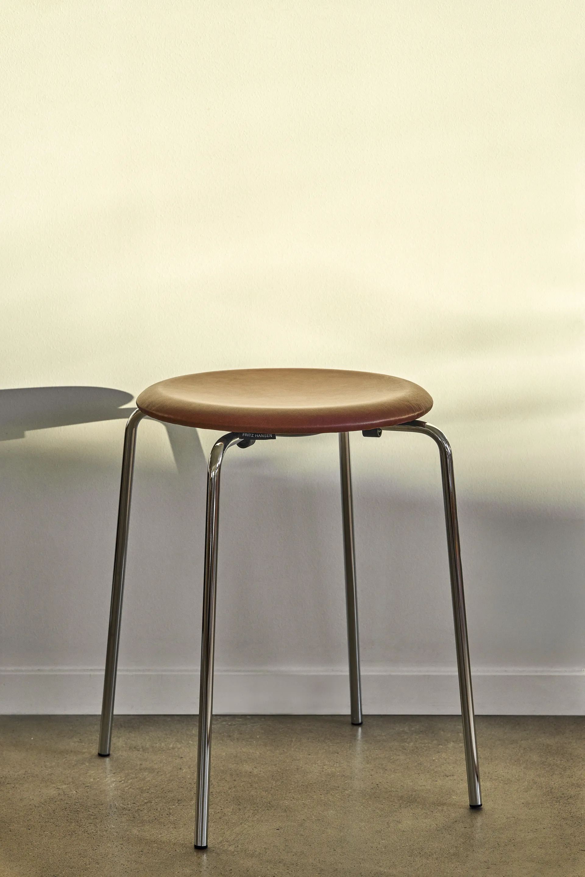 Dot stool leather, Chestnut Fritz Hansen