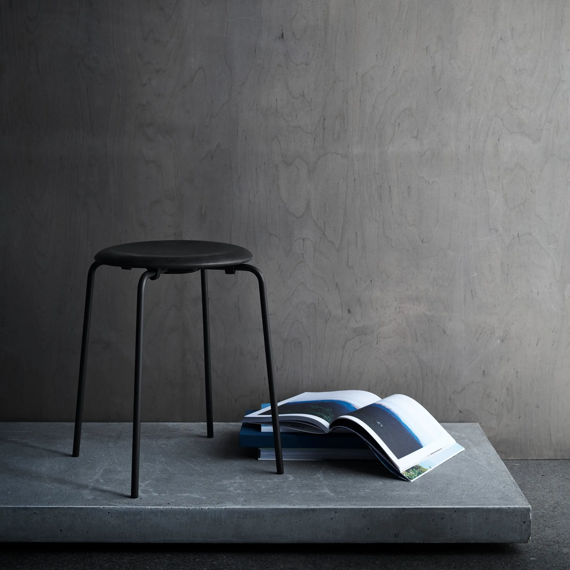 Dot stool leather, Cowboy black Fritz Hansen