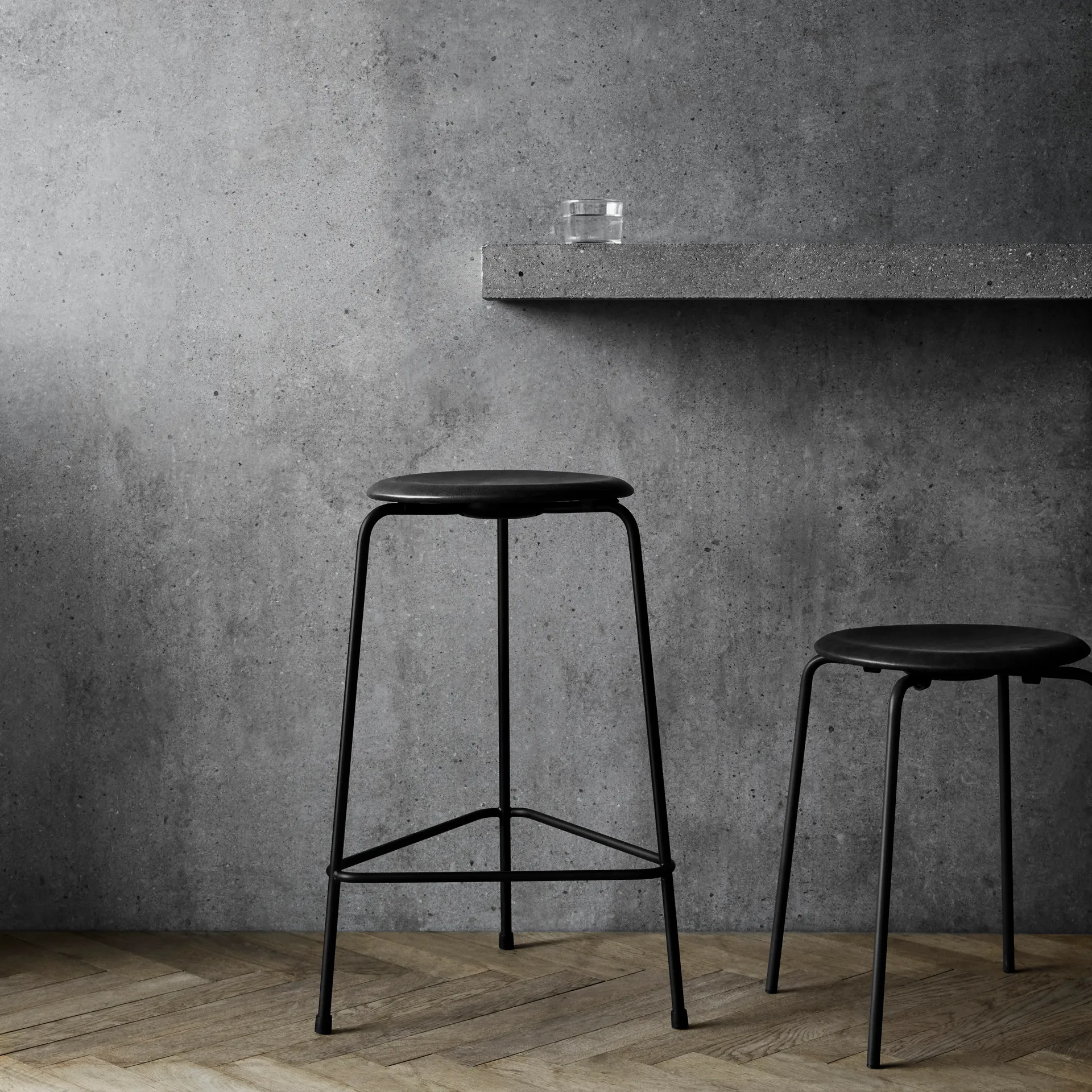 Dot stool leather, Cowboy black Fritz Hansen