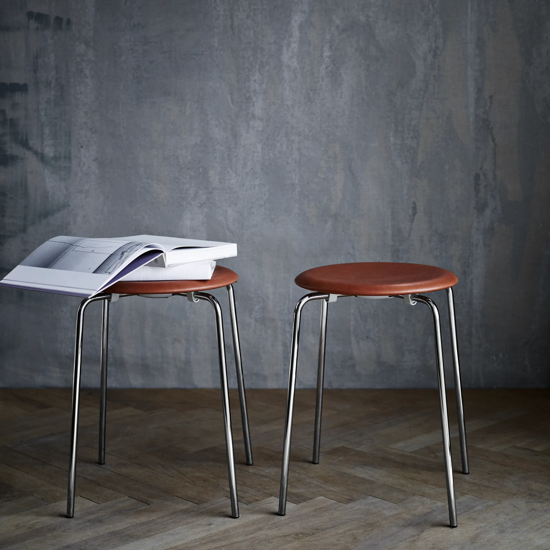 Dot stool leather, Walnut Fritz Hansen