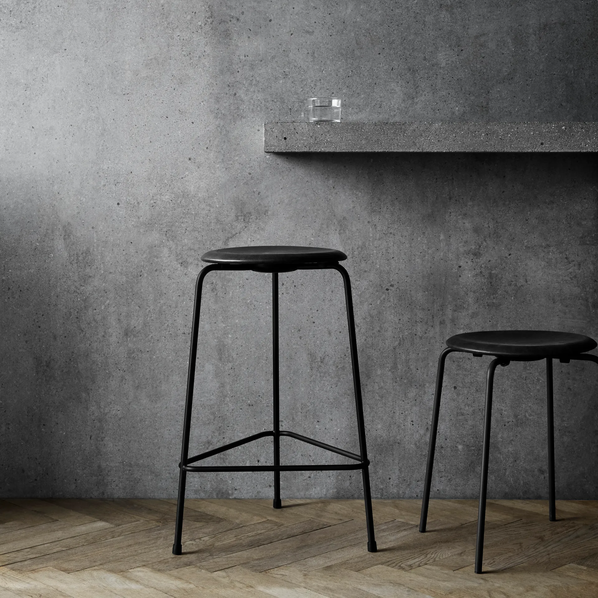 High Dot stool leather, Cowboy black Fritz Hansen