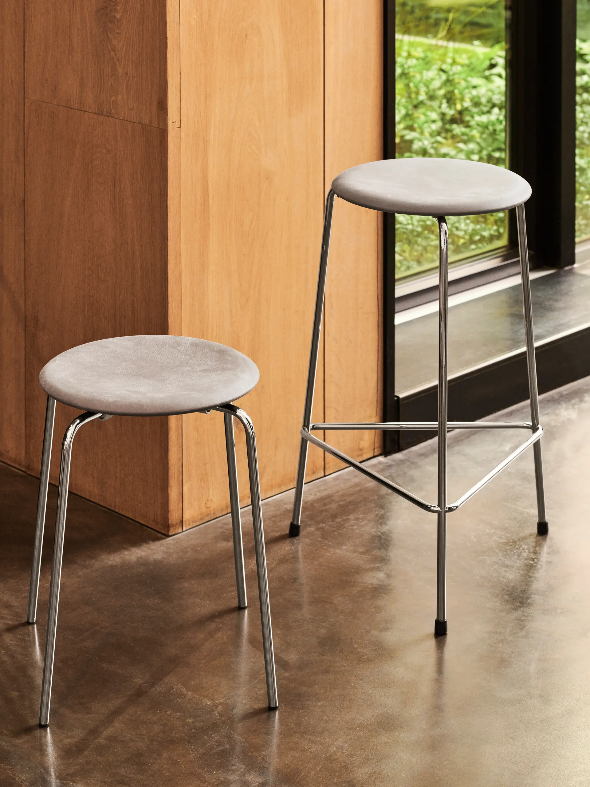 High Dot stool leather, Lava grey-chrome Fritz Hansen
