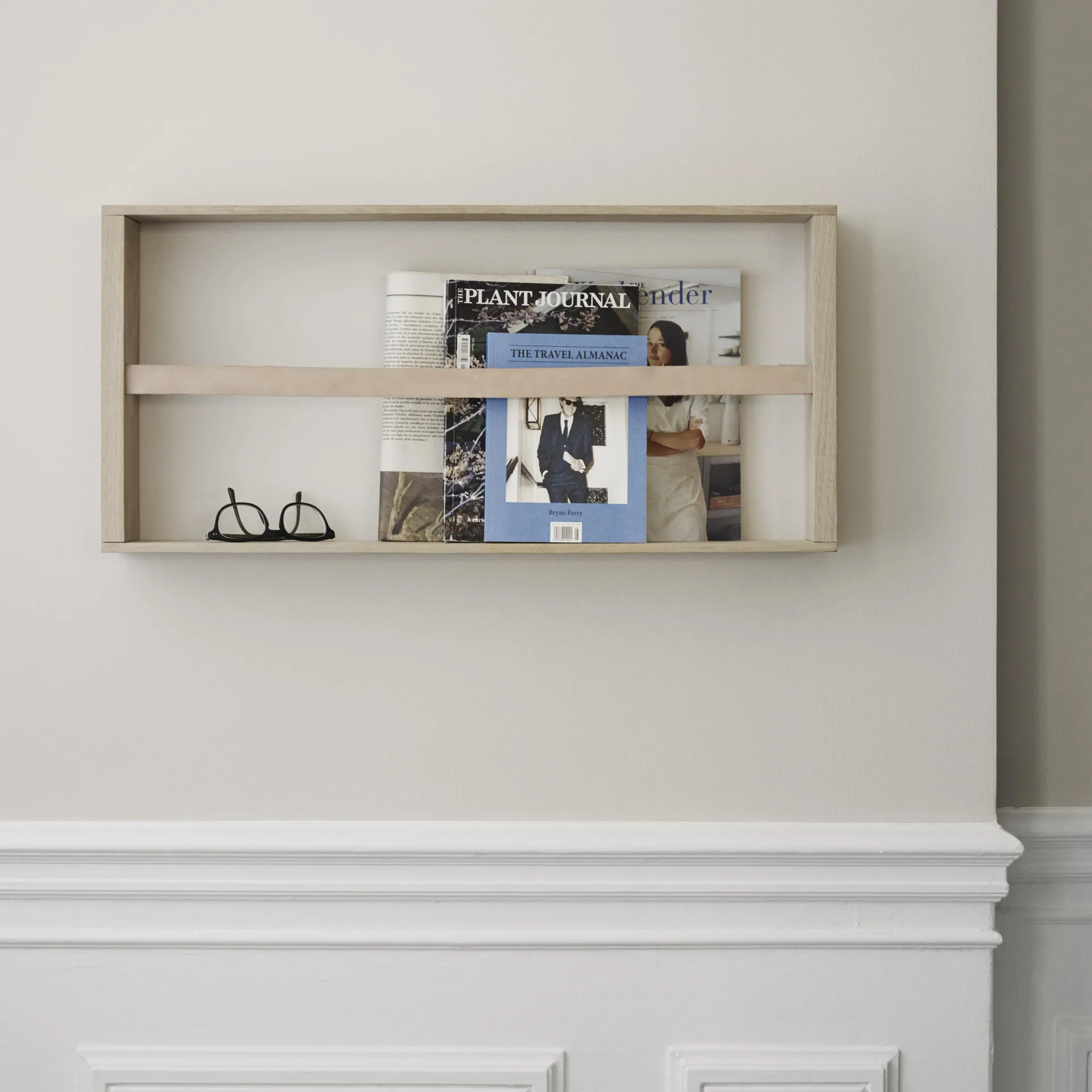 Norr magazine holder, oak Fritz Hansen