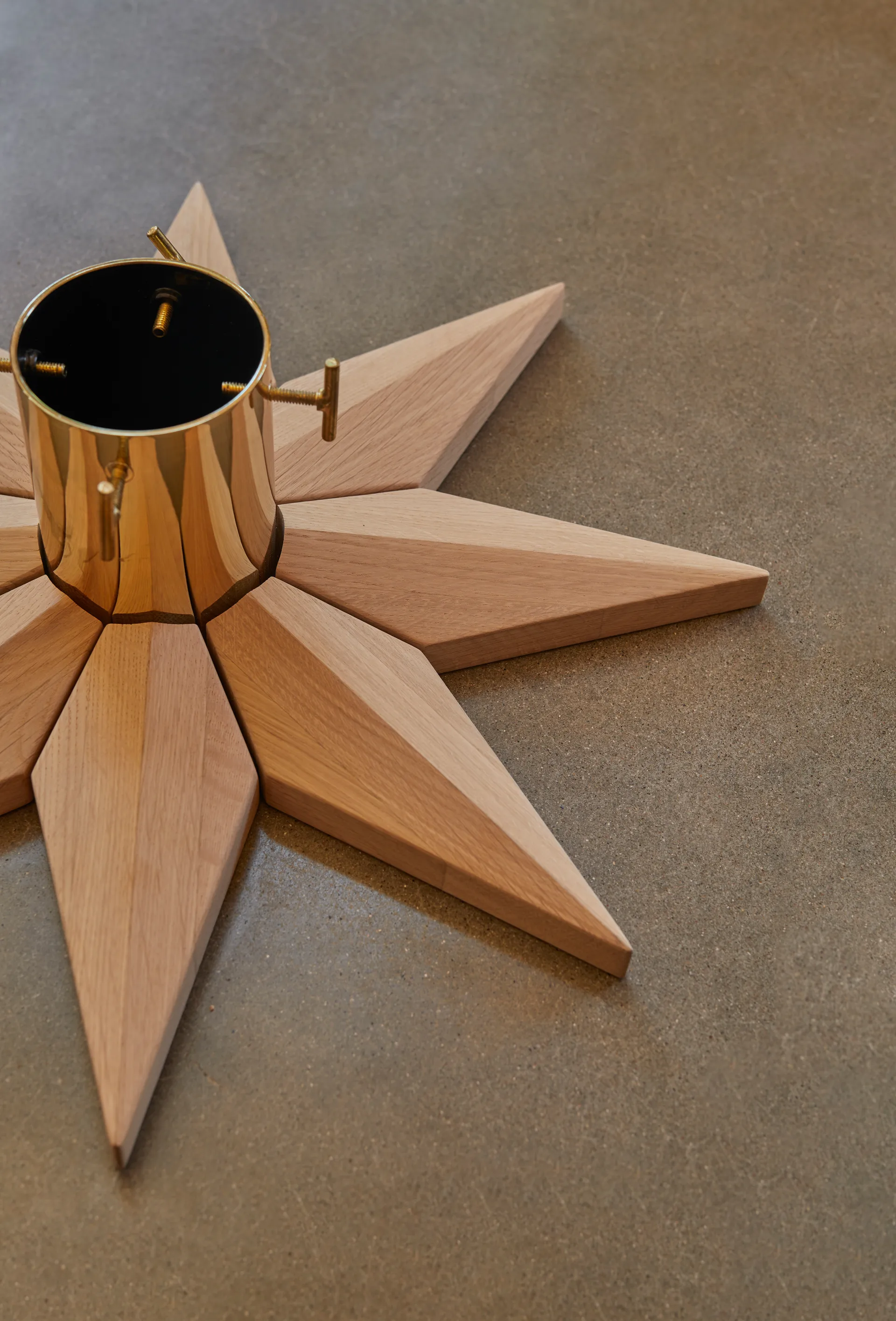 Stella Christmas tree base Ø50.5 cm, Oak Fritz Hansen