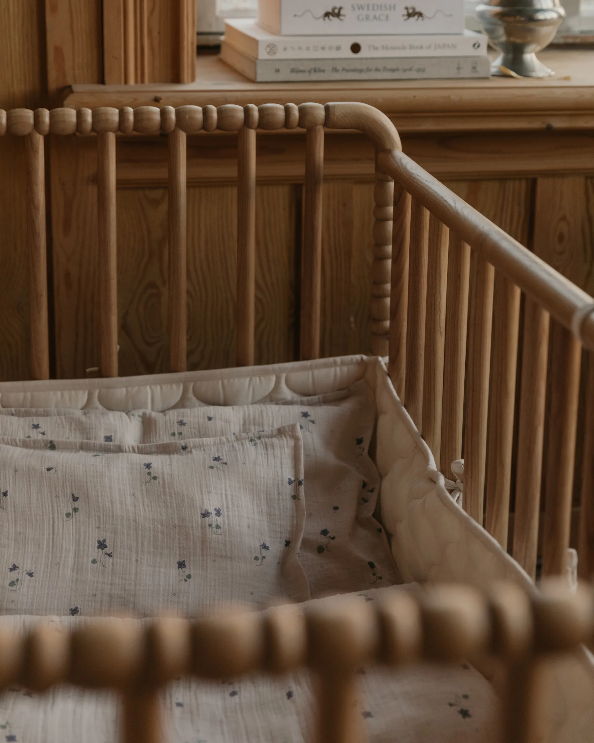 Eggshell Satin quilted crib bumper, 30x360 cm Garbo&Friends