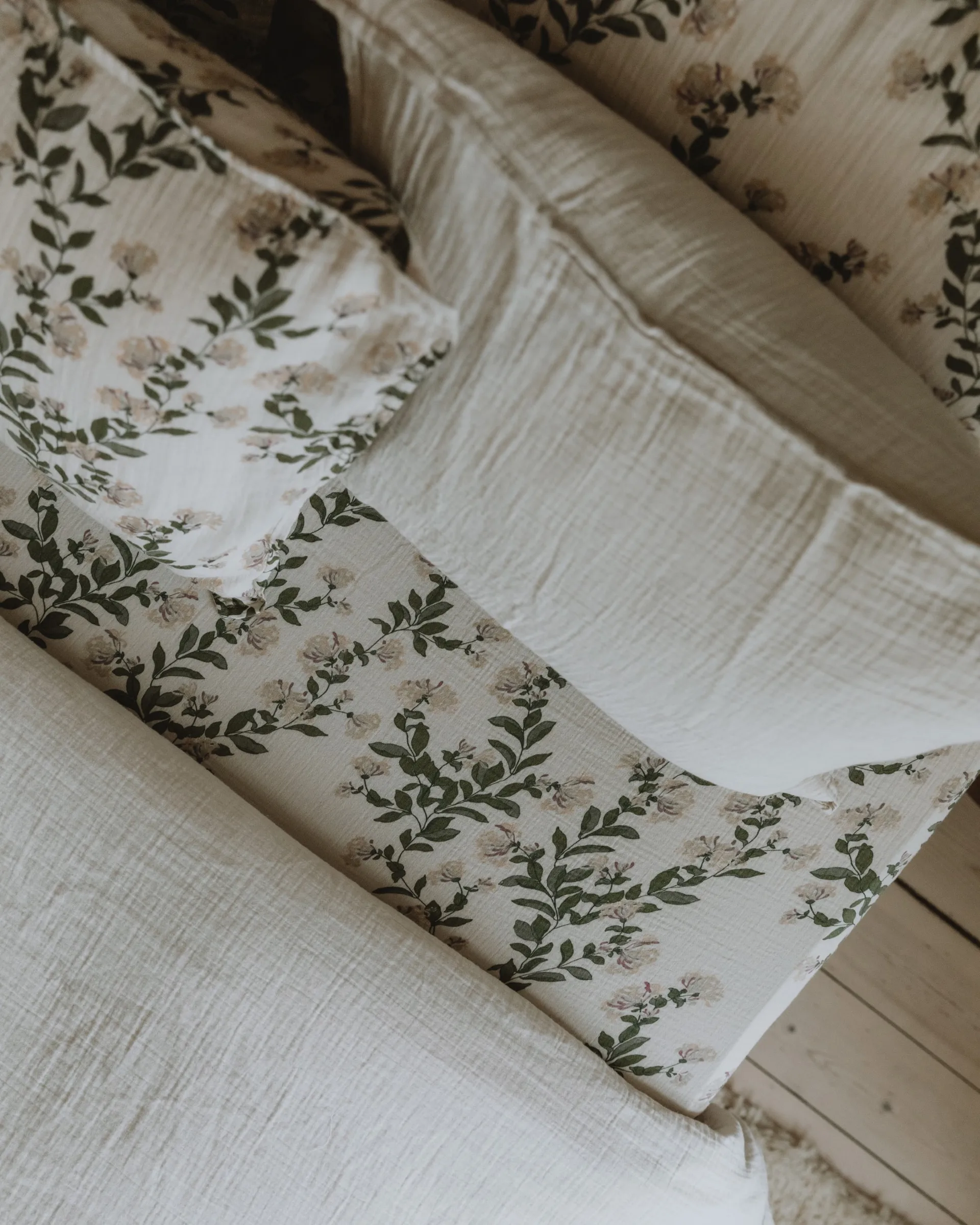 Honeysuckle Muslin fitted sheet, 90x200x30 cm Garbo&Friends