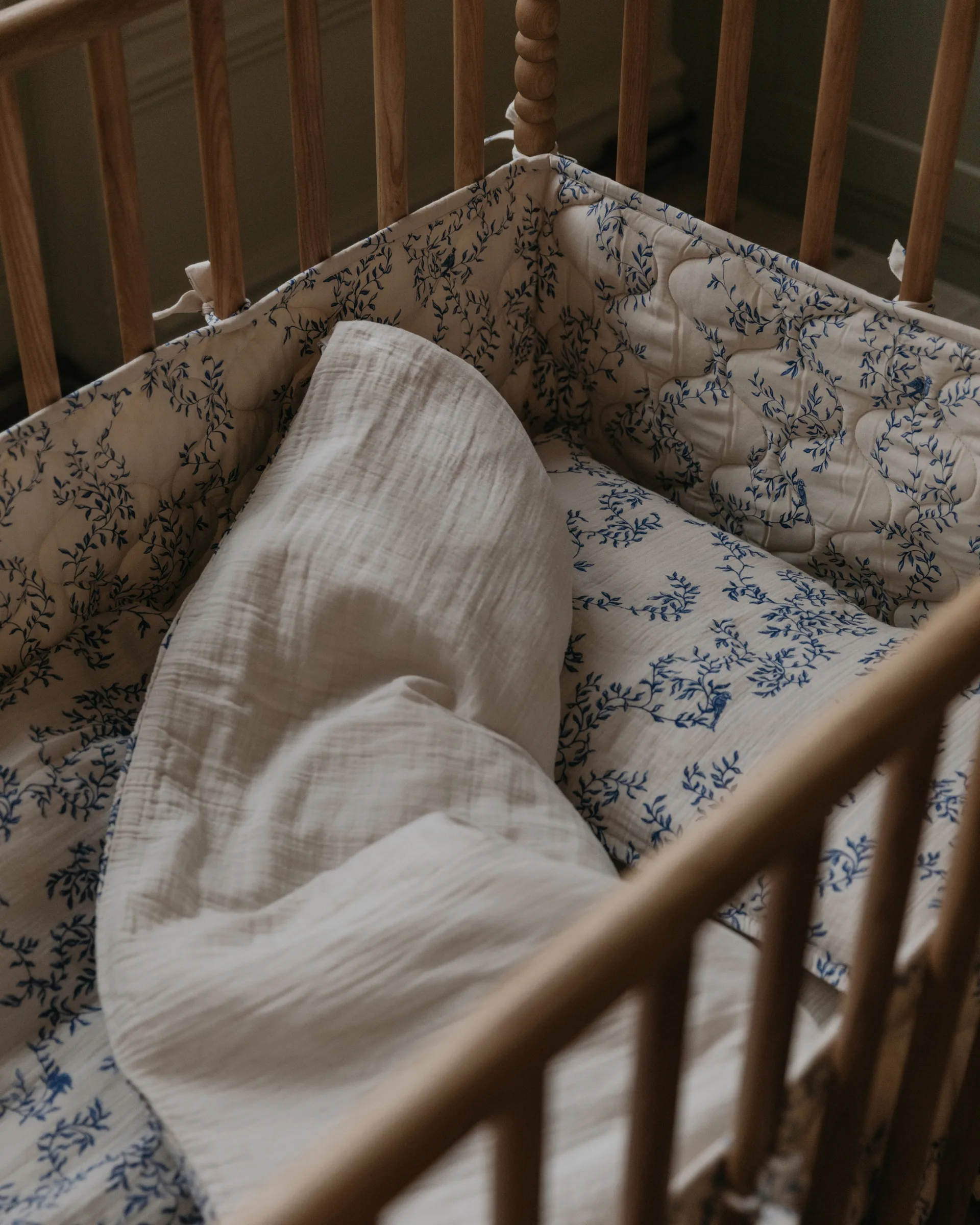 Jardim Satin quilted crib bumper, 30x360 cm Garbo&Friends