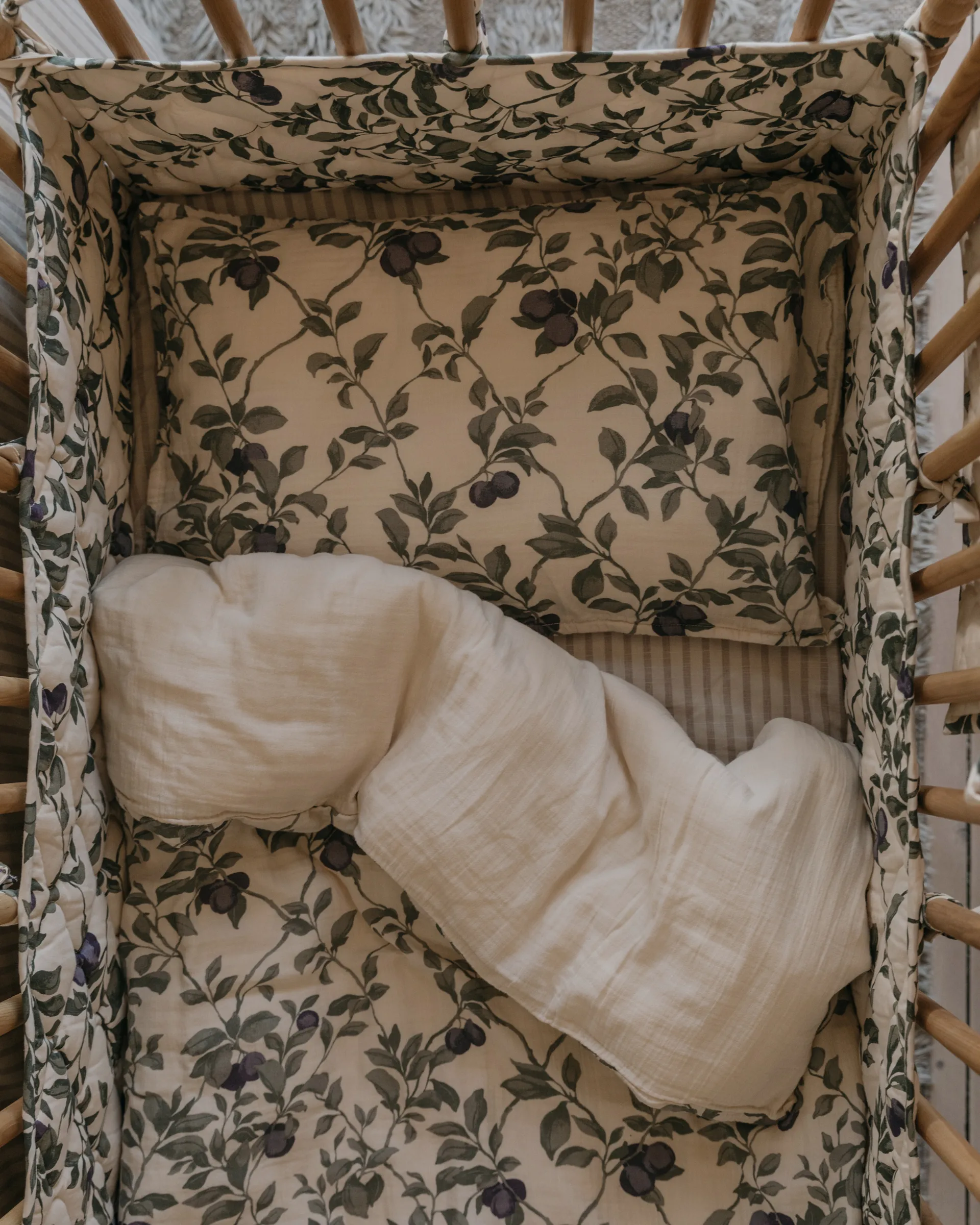 Plum satin quilted crib bumper, 30x360 cm Garbo&Friends