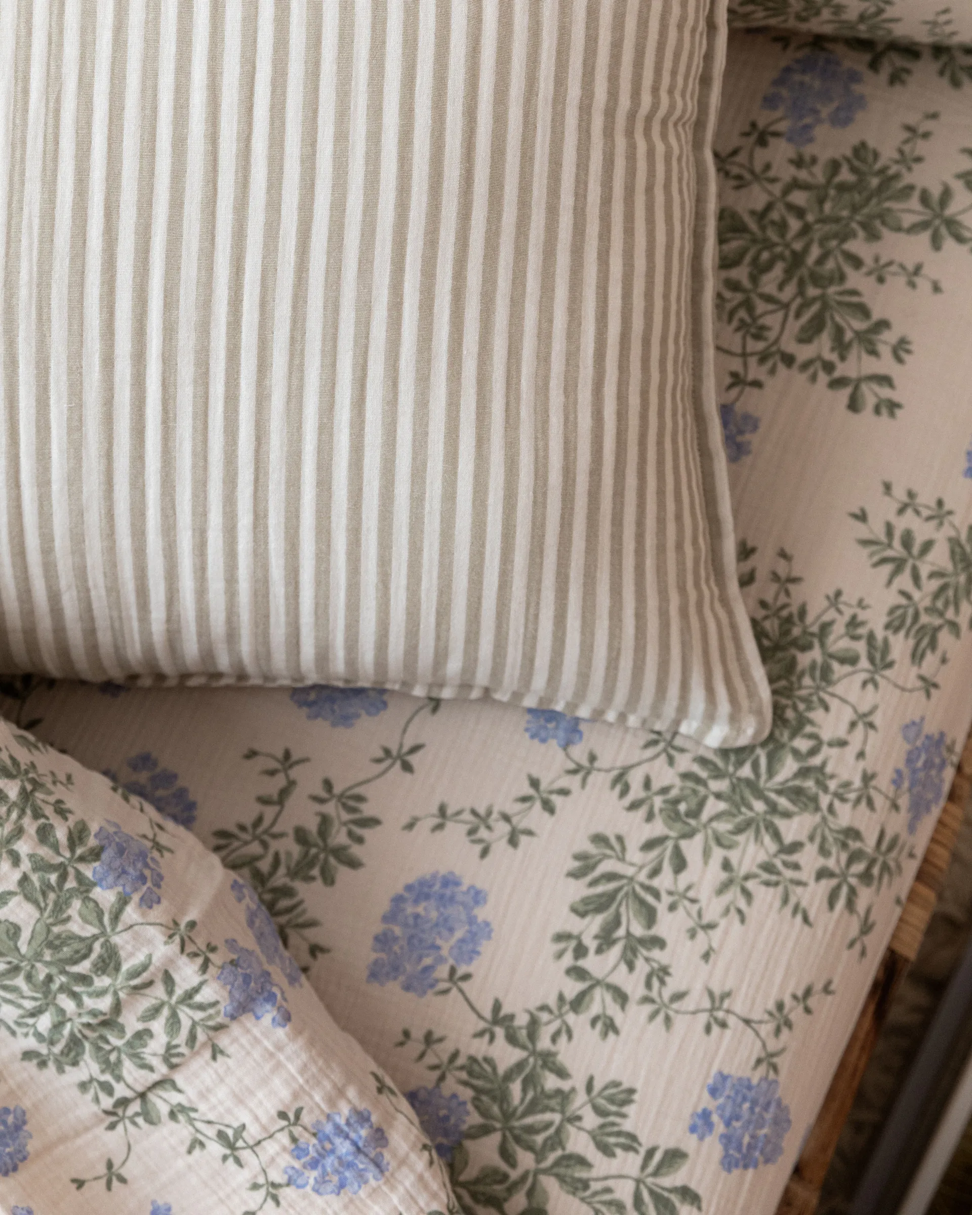 Plumbago Muslin fitted sheet, 70x140x20 cm Garbo&Friends