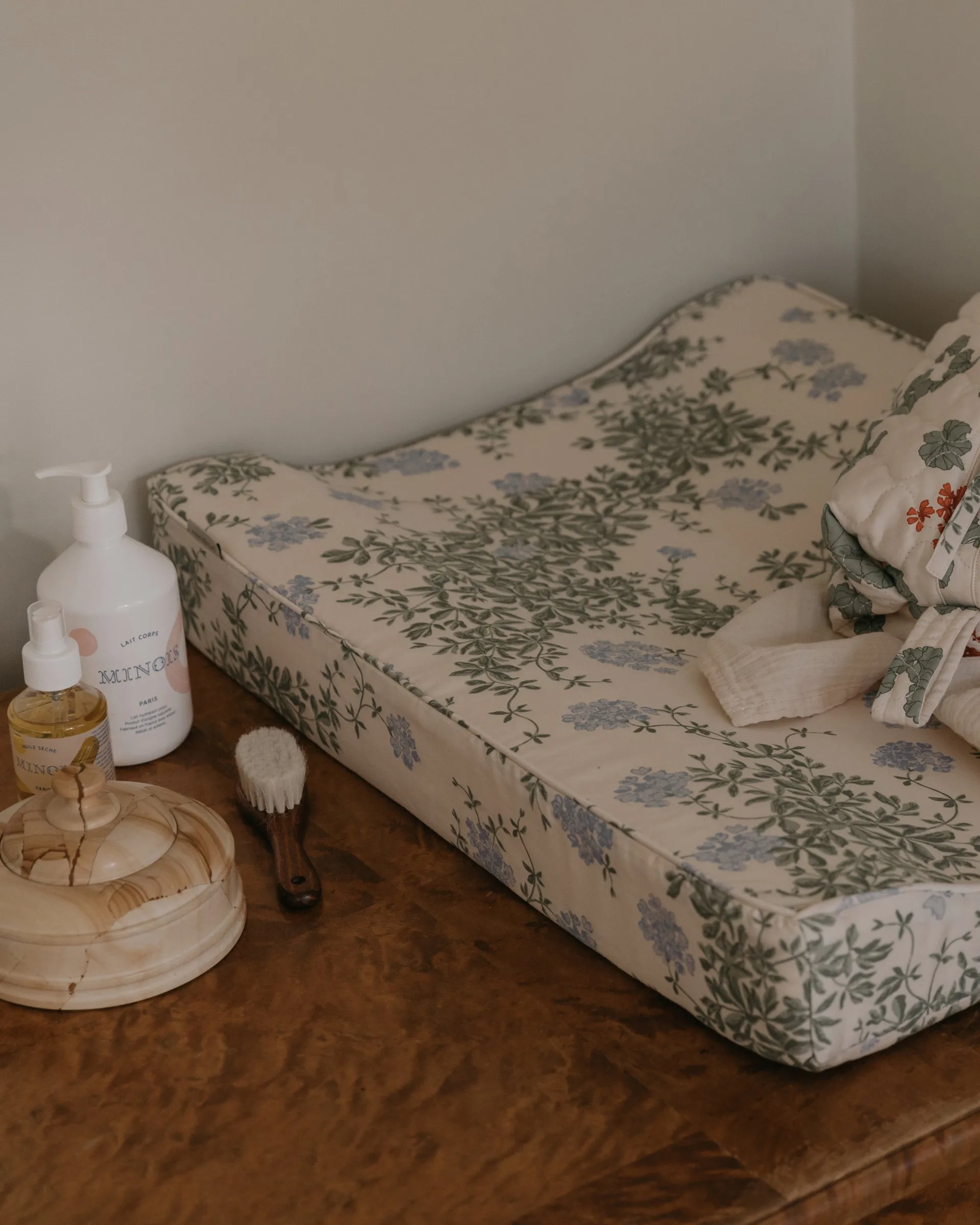 Plumbago satin quilted changing pad, 50x65x9 cm Garbo&Friends