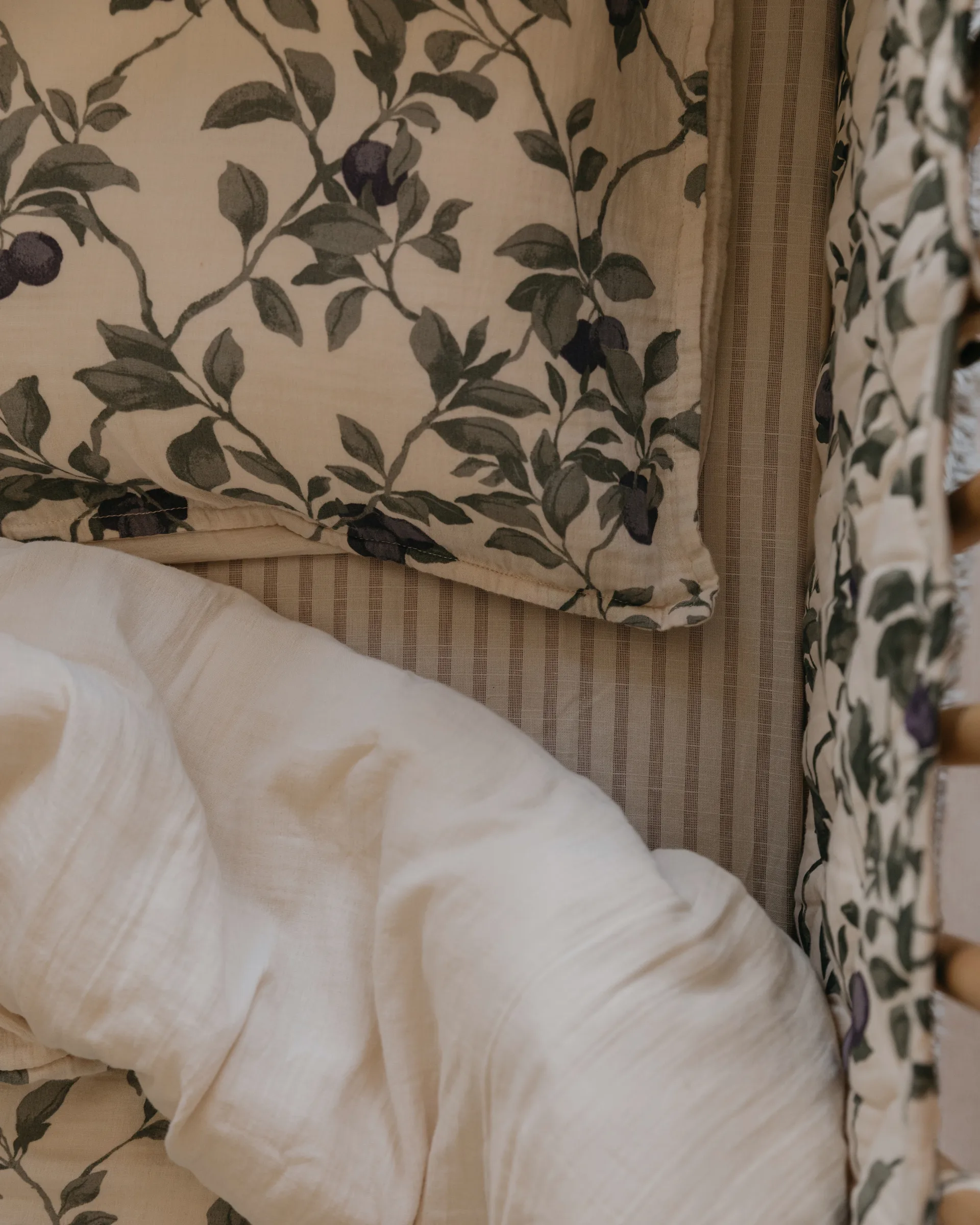 Stripe Mauve fitted sheet, 60x120x20 cm Garbo&Friends