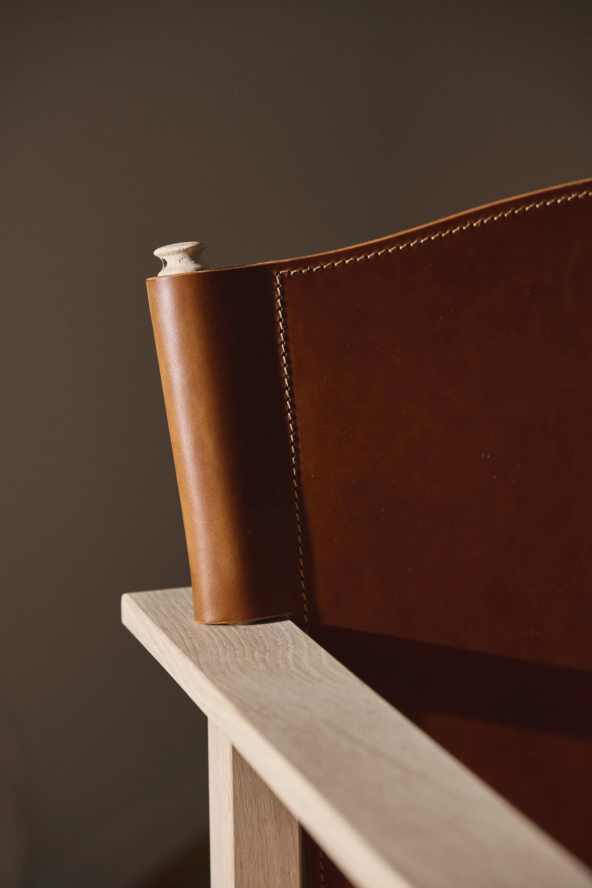 Ferdinand armchair, Oak-untreated-Tärnsjö leather cognac Gärsnäs