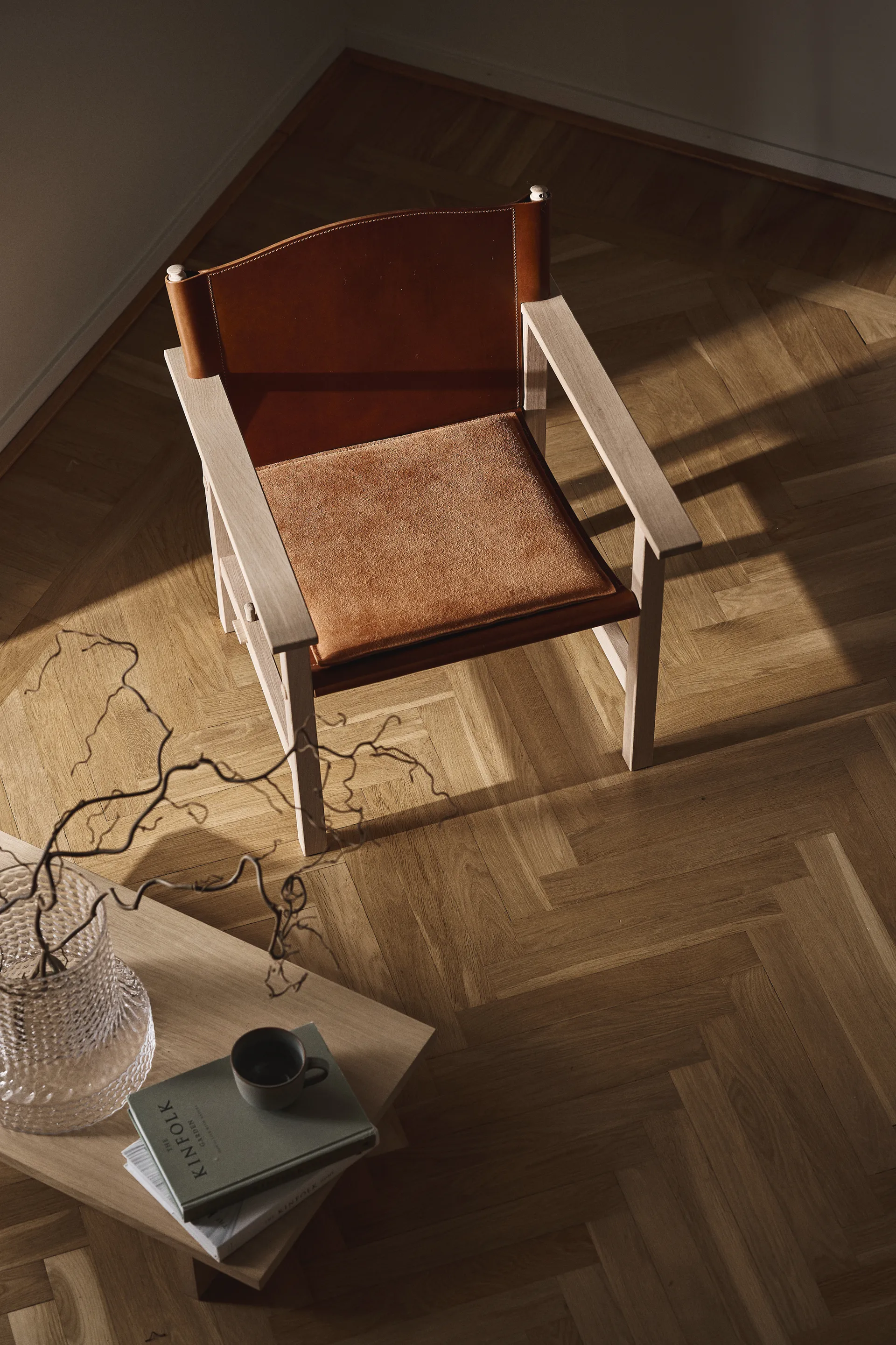 Ferdinand armchair, Oak-untreated-Tärnsjö leather cognac Gärsnäs