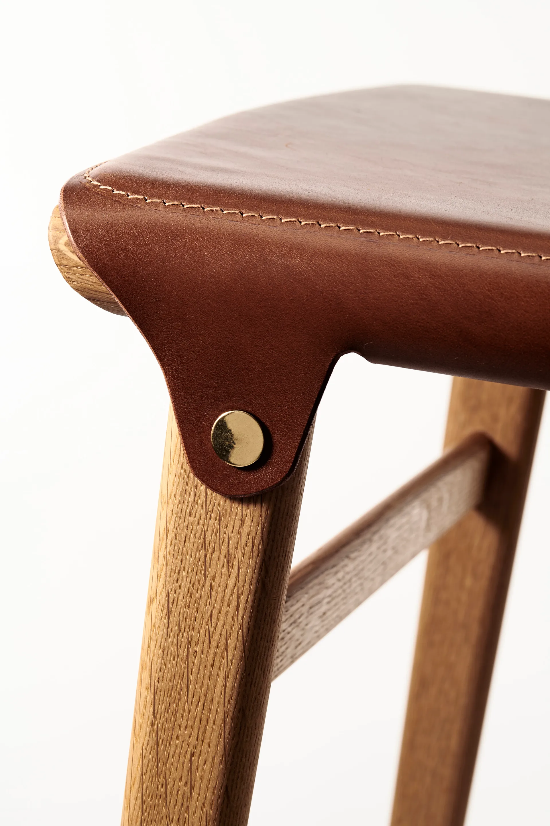Hedda bar stool, Oak-pure-Tärnsjö leather cognac Gärsnäs