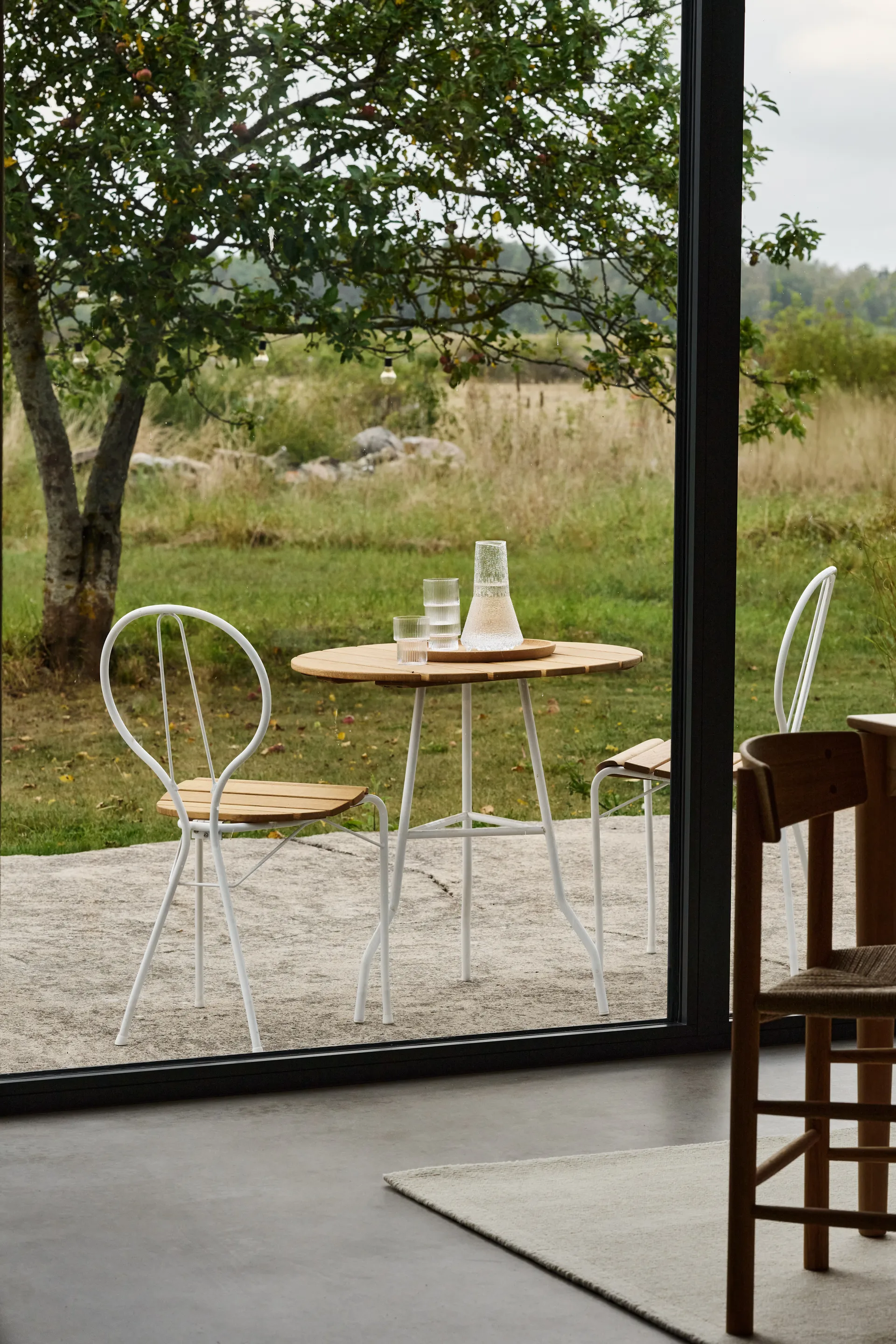 Pia table Ø70 cm, White lacquered steel frame-oiled oak Gärsnäs