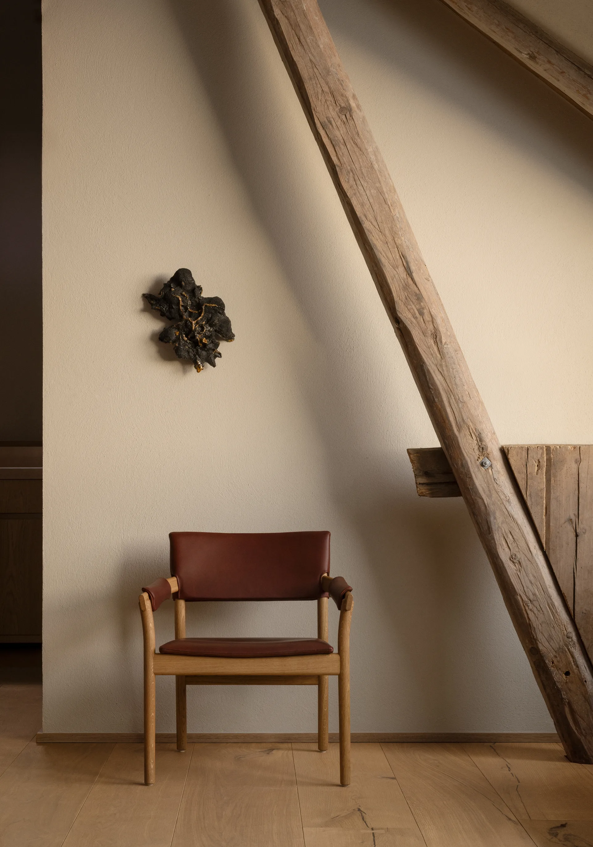 Vyn armchair upholstered back, Monocoat natural-Elmosoft 43283 Gärsnäs