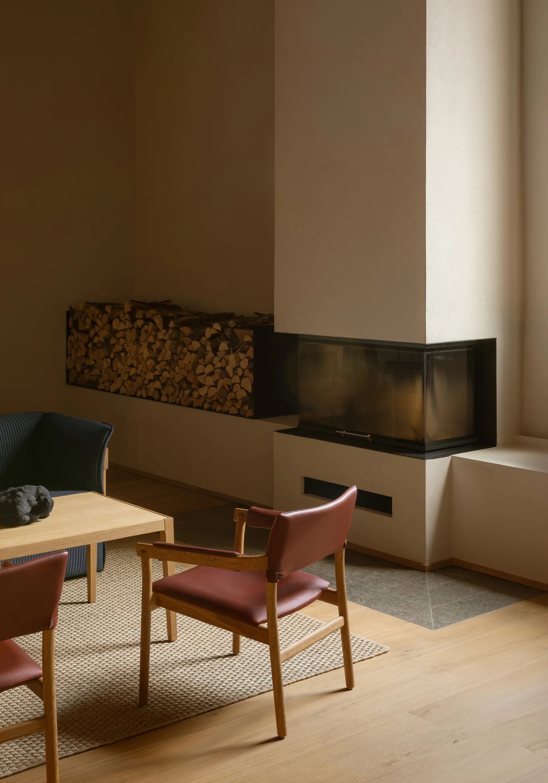 Vyn armchair upholstered back, Monocoat natural-Elmosoft 43283 Gärsnäs