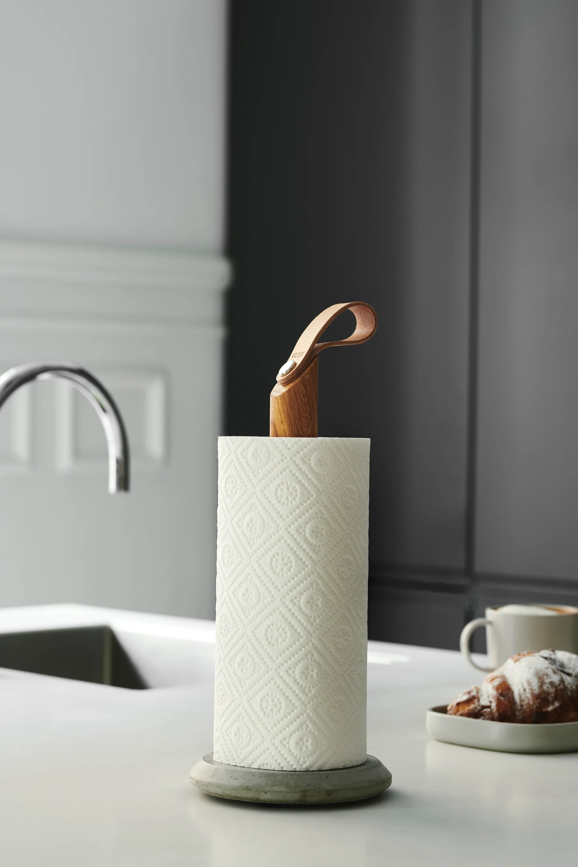 Grab kitchen paper holder, Oak Gejst