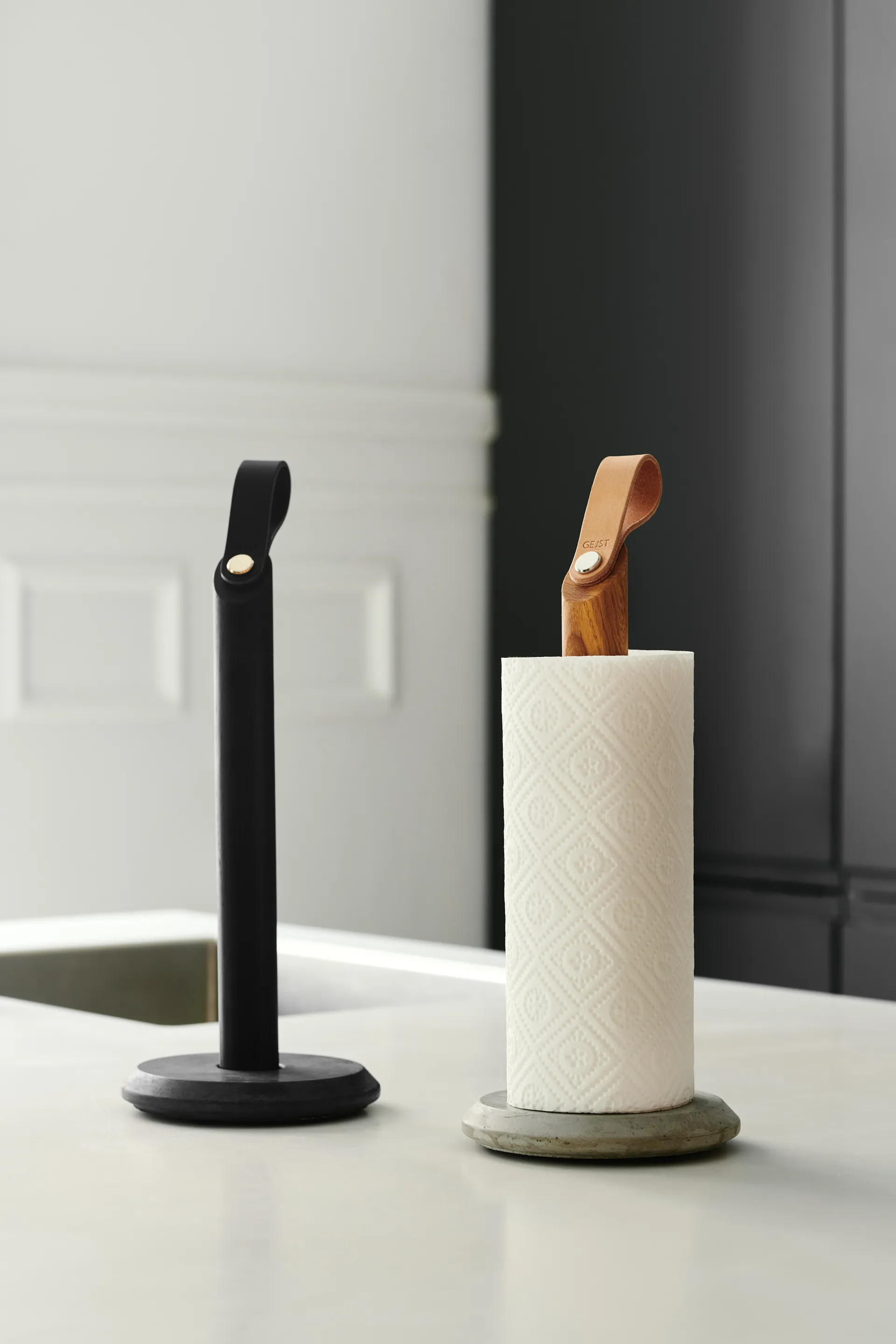 Grab kitchen paper holder, Oak Gejst