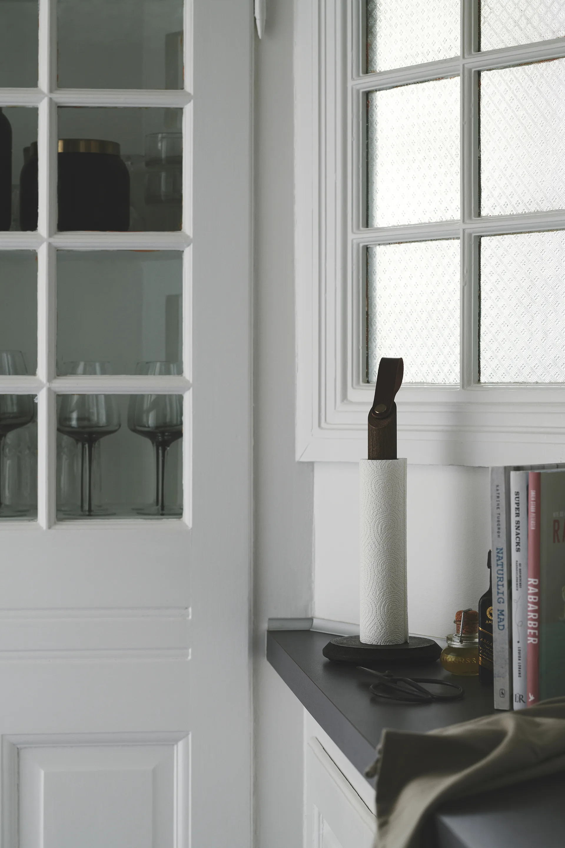 Grab kitchen paper holder, Smoked oak Gejst