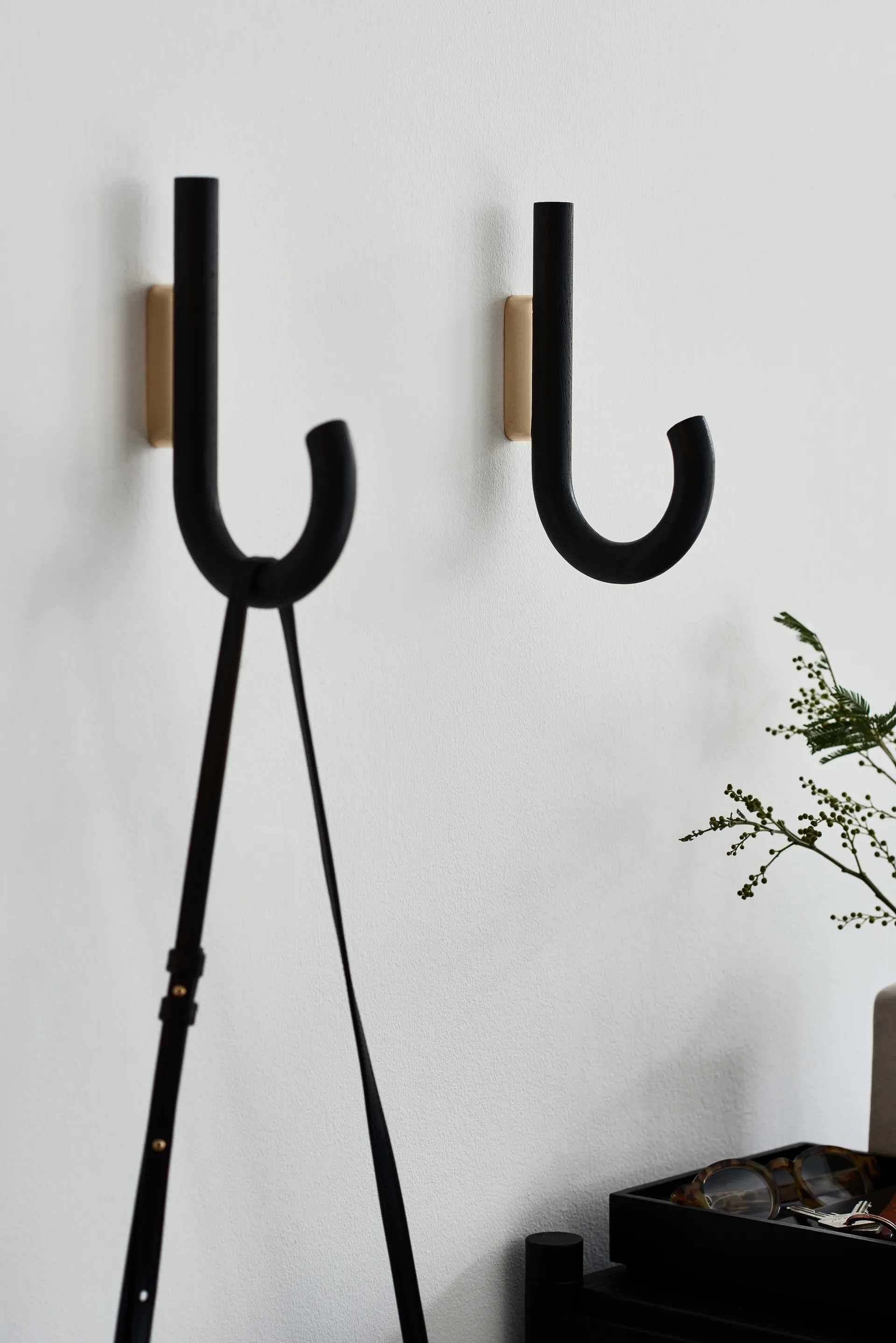 Hook hook 19 cm, Black stained oak-brass Gejst