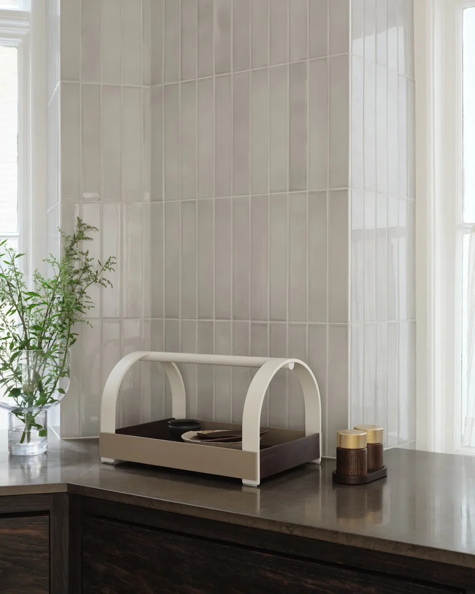 Kydo tray with handles 40.5x27x23.5 cm, Dark oak-beige white Gejst