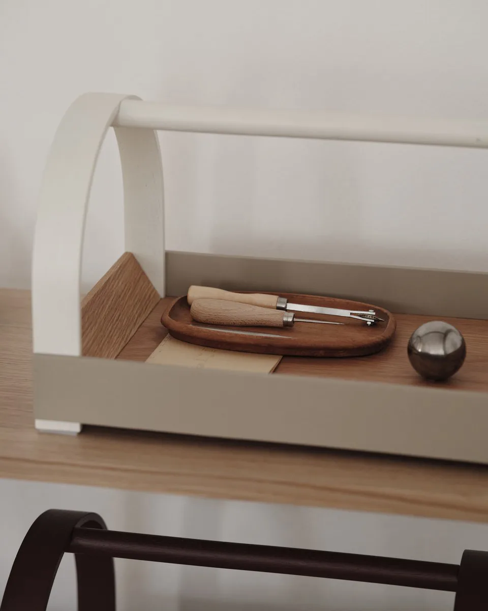 Kydo tray with handles 40.5x27x23.5 cm, Oak-beige white Gejst