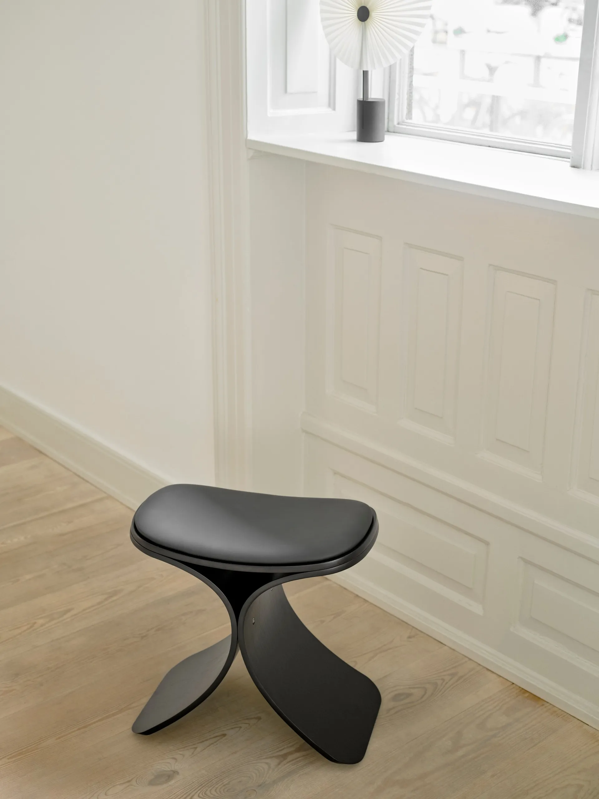 Luno stool 48x28x72 cm, Black oak-black leather Gejst