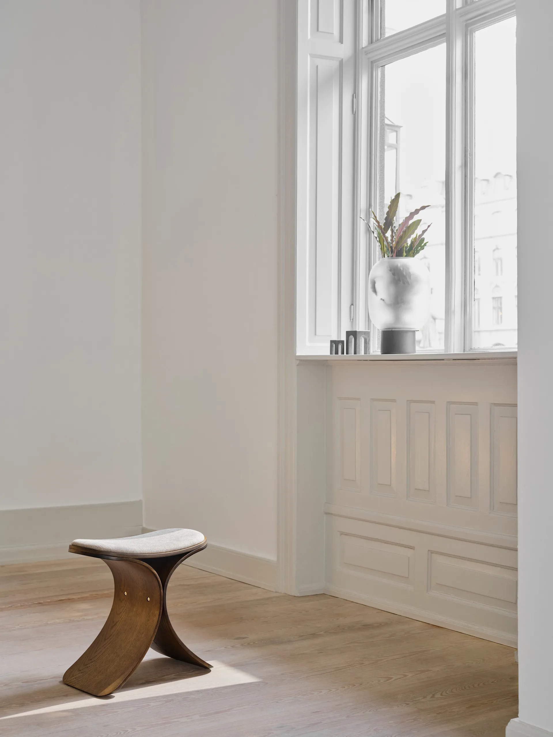 Luno stool 48x28x72 cm, Dark oak–dark beige textile Gejst