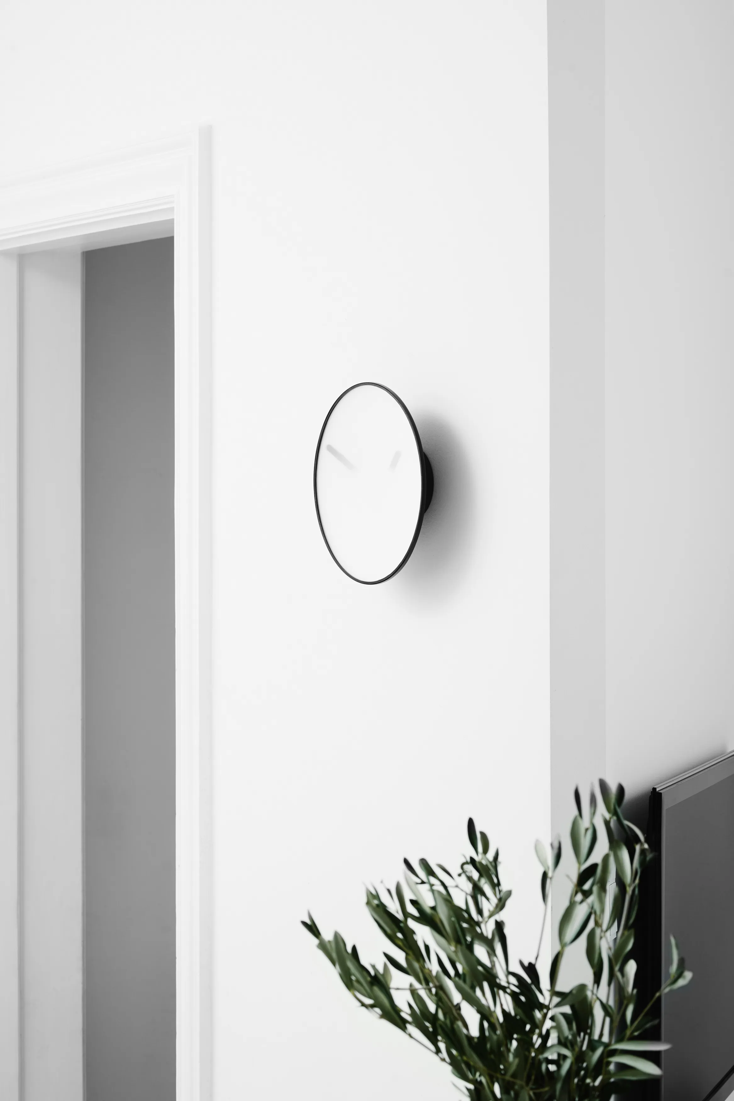 MOMENTT Wall Clock ホワイト/ブラック Momentt wall clock Ø30 cm from Gejst - NordicNest.com