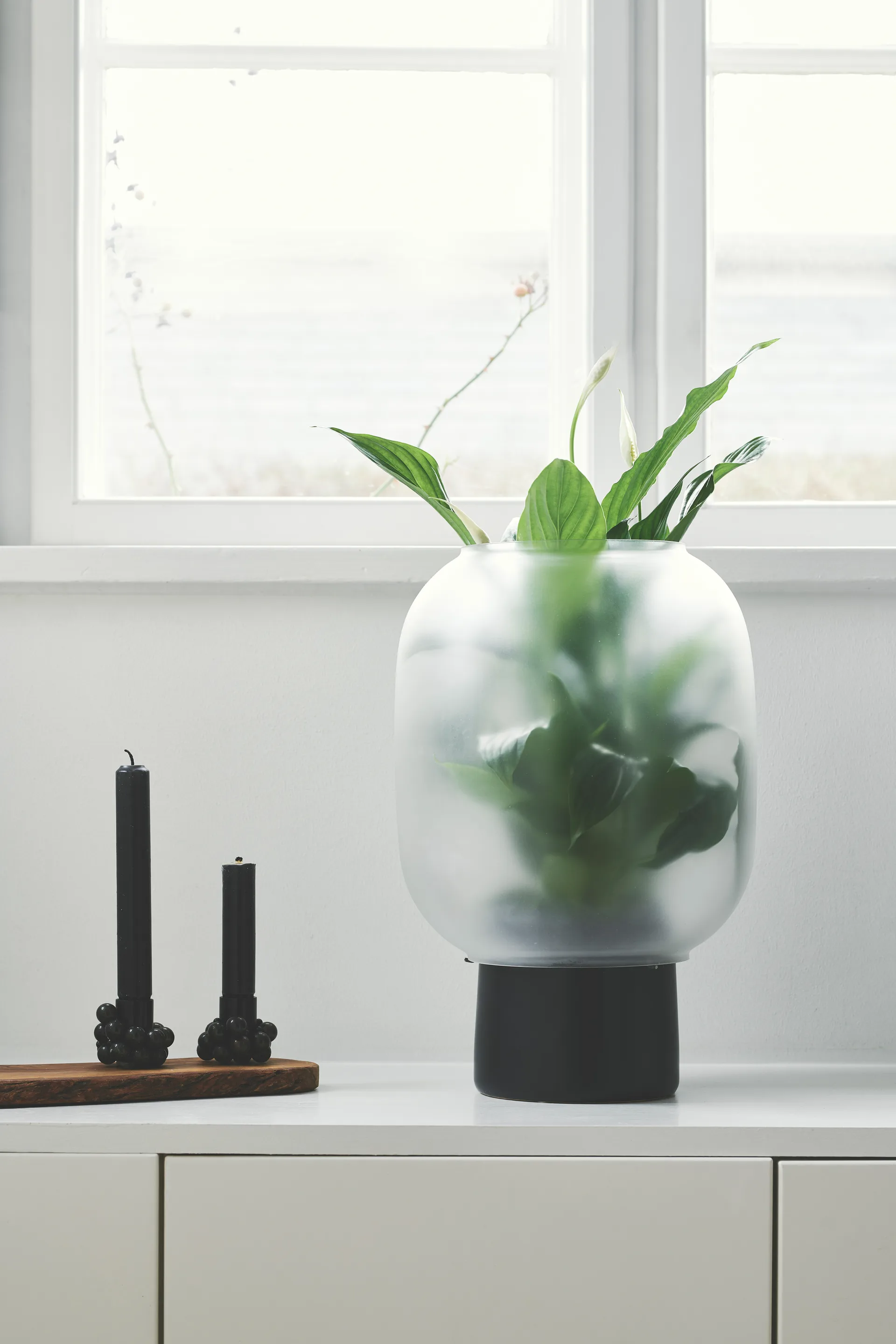 Nebl flower pot with frosted glass Ø26 cm, Black Gejst