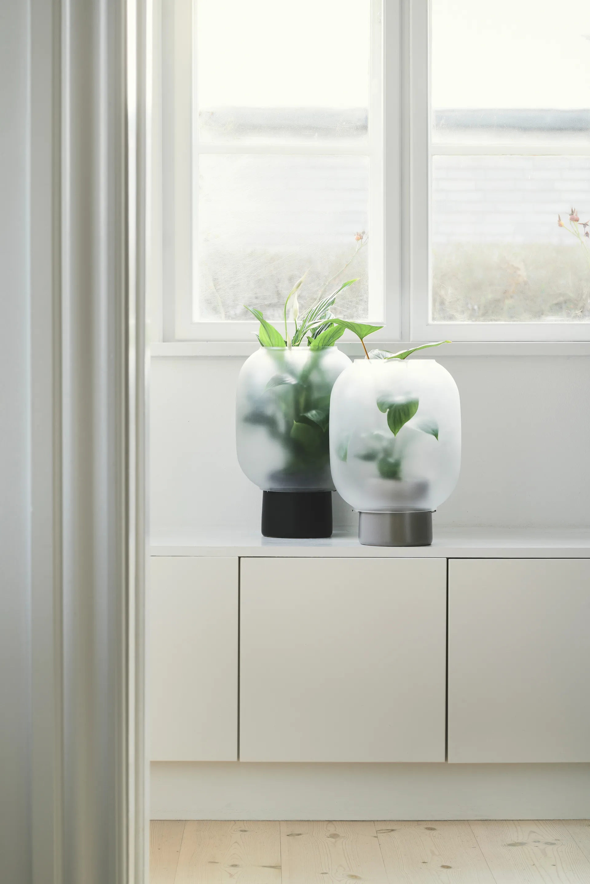 Nebl flower pot with frosted glass Ø26 cm, Black Gejst