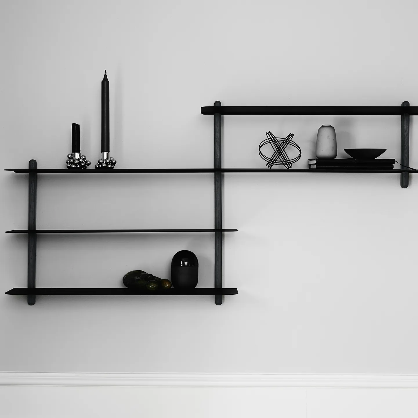 Nivo shelf B, Black-stained ash room-black Gejst