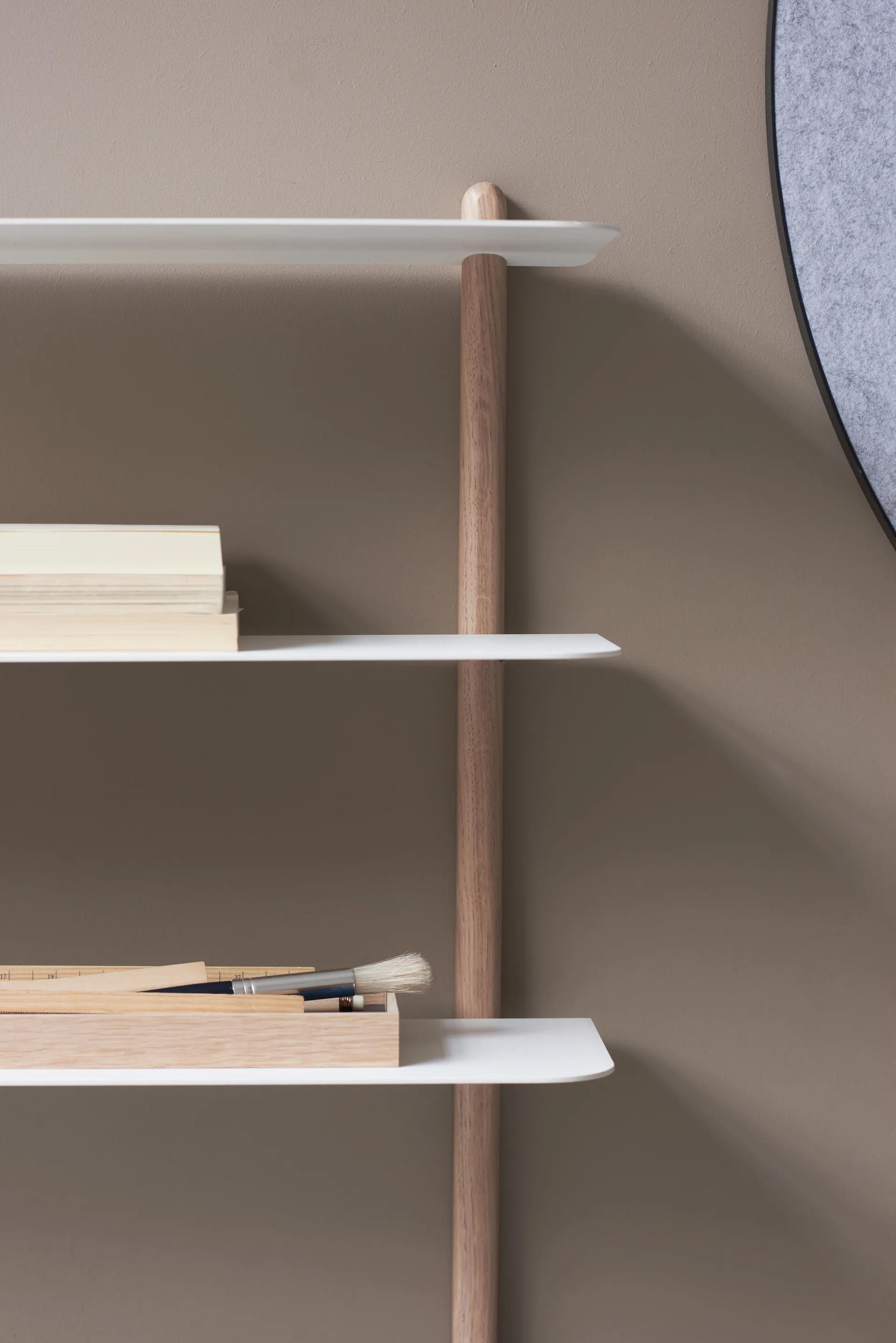 Nivo shelf E, Light oak-white Gejst