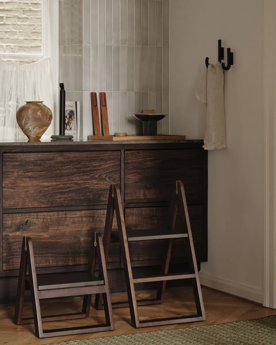 Reech step stool, Dark ash Gejst