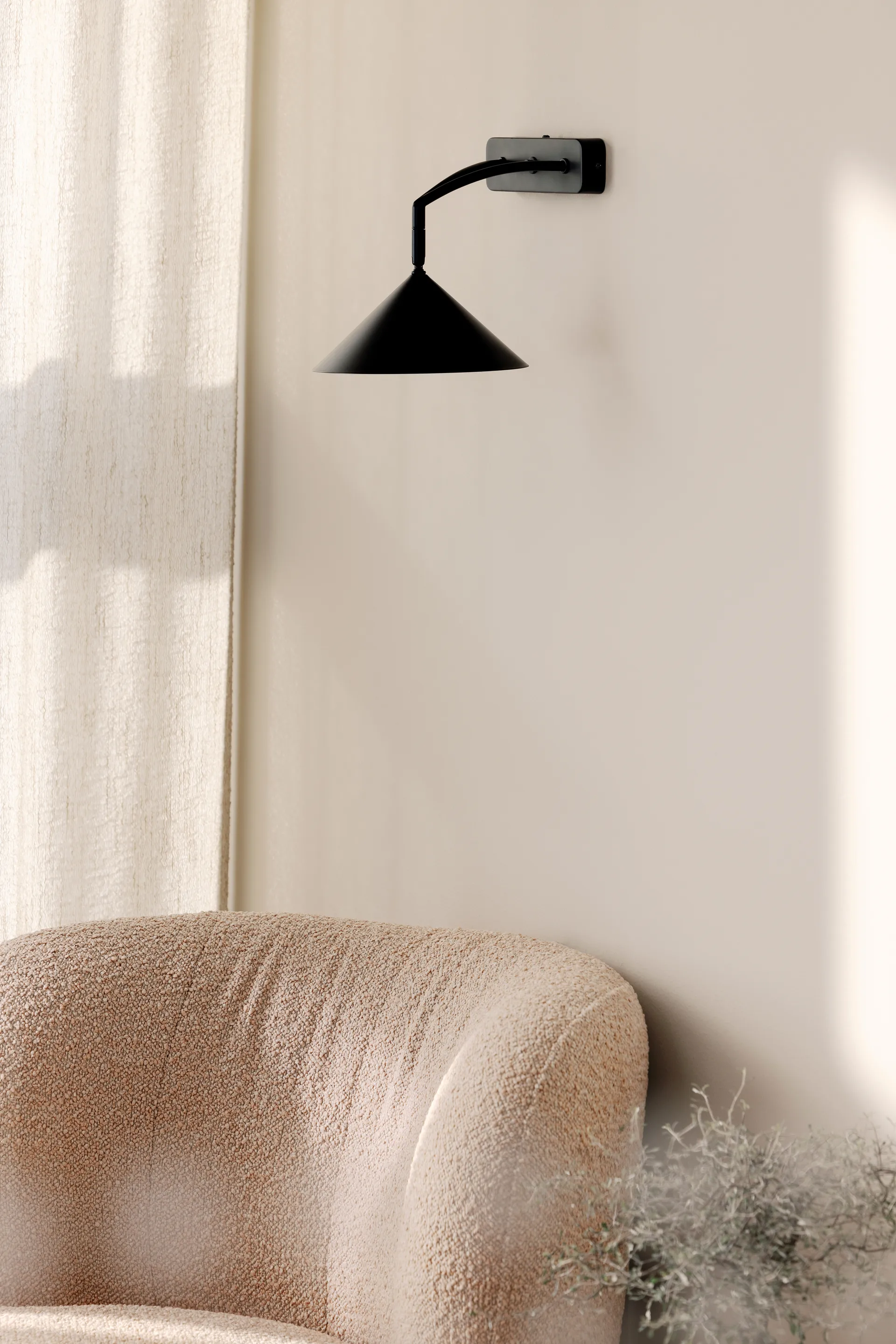Curve wall lamp, Black Globen Lighting