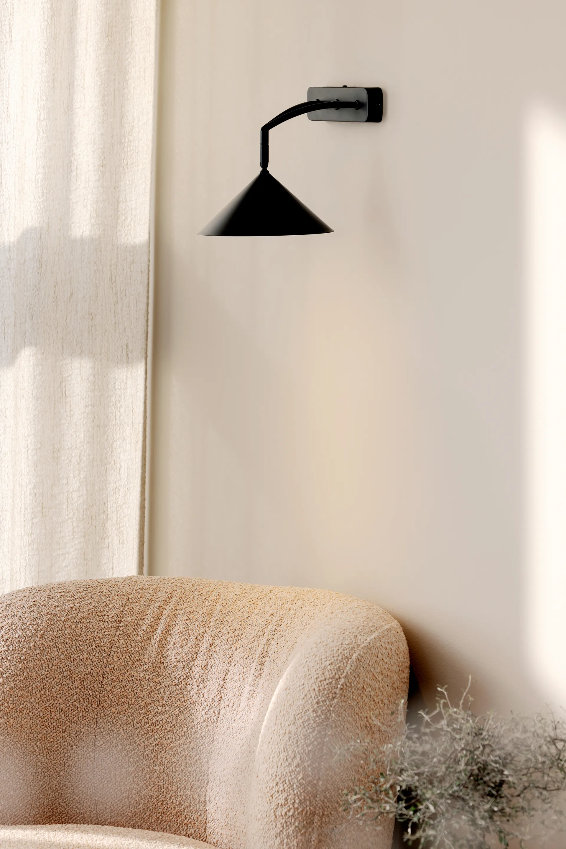 Curve wall lamp, Black Globen Lighting