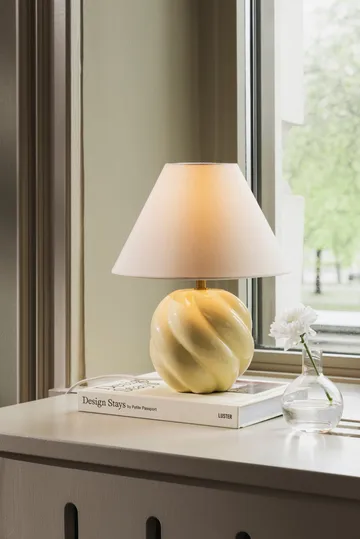 Dahlia table lamp - Butter yellow - Globen Lighting