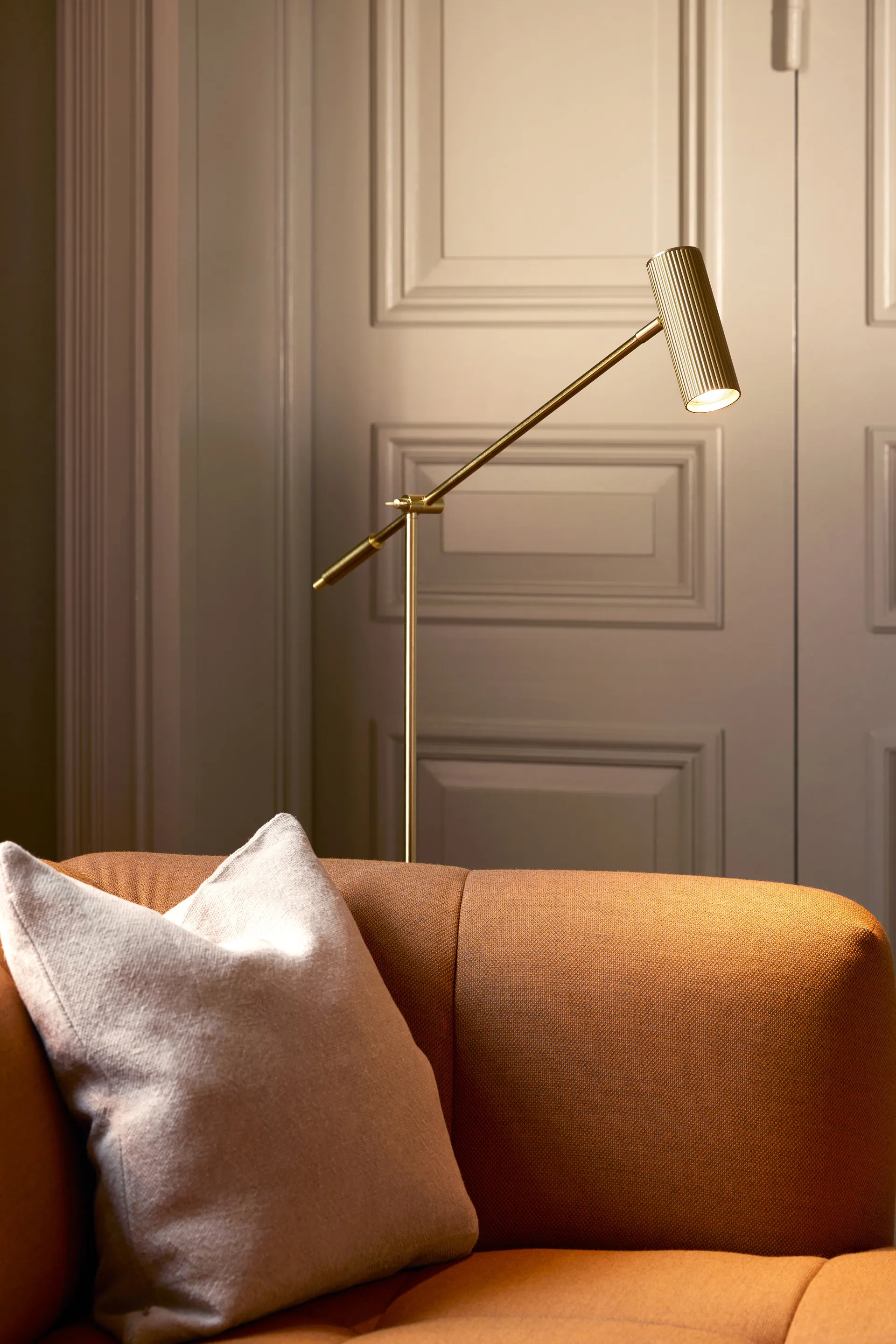 Hubble Read floor lamp, Brushed brass Globen Lighting