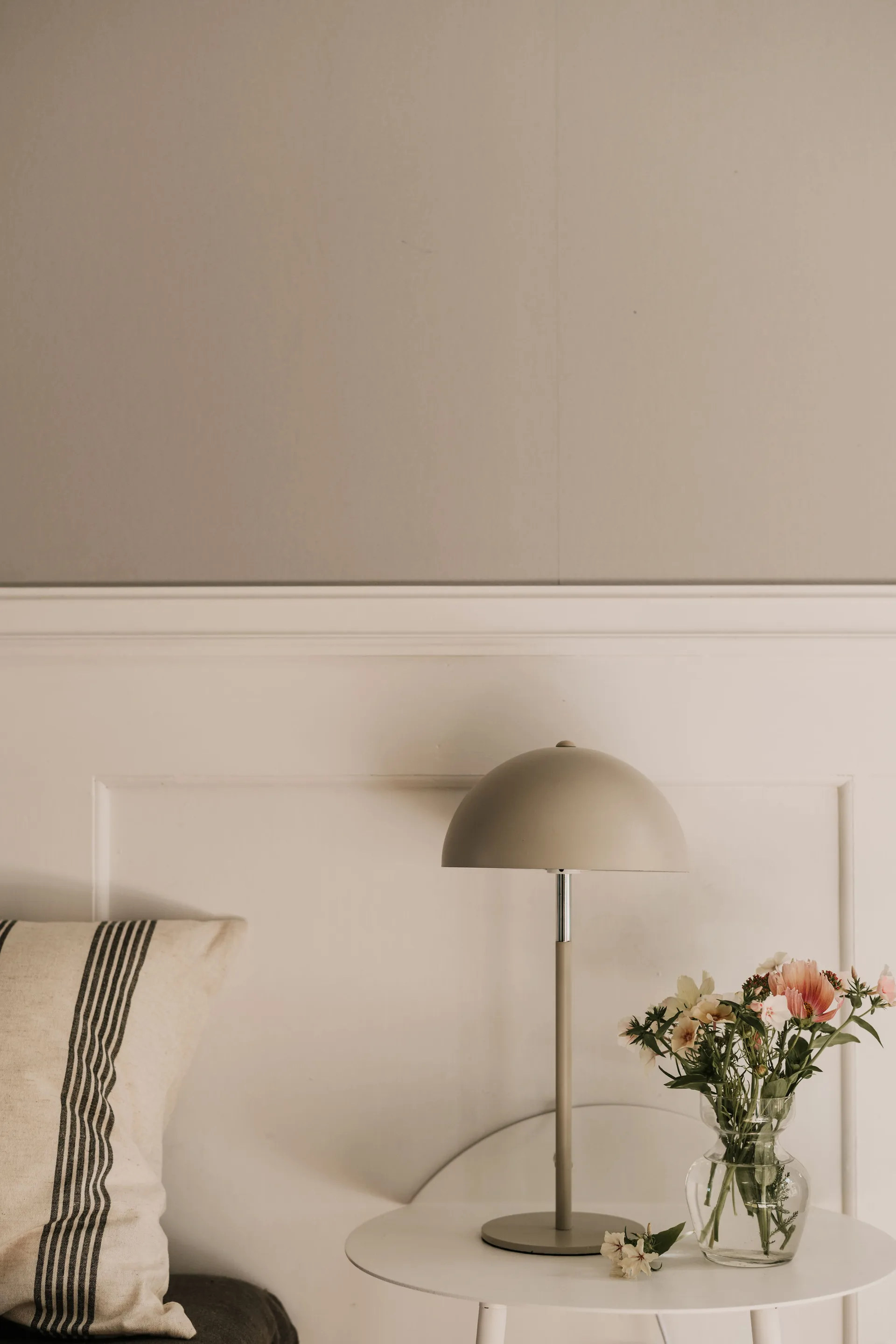 Icon table lamp 36 cm, Latte Globen Lighting