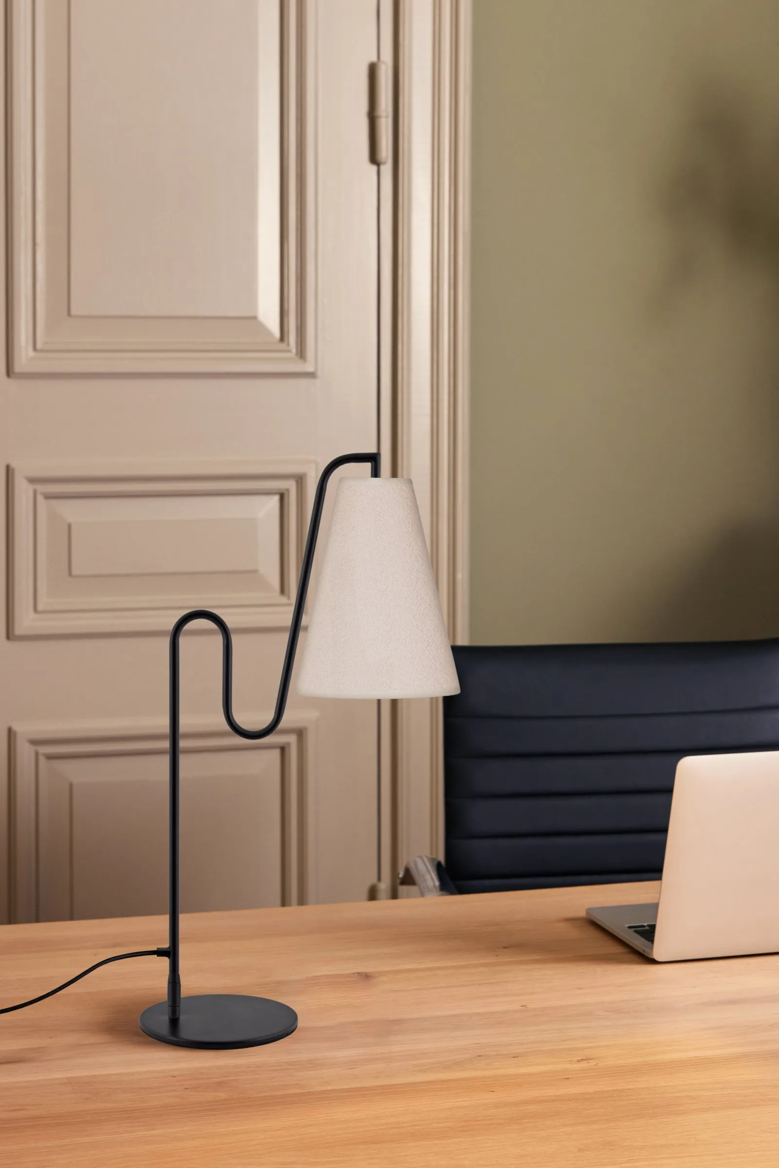 Lou table lamp, White bouclé-black Globen Lighting