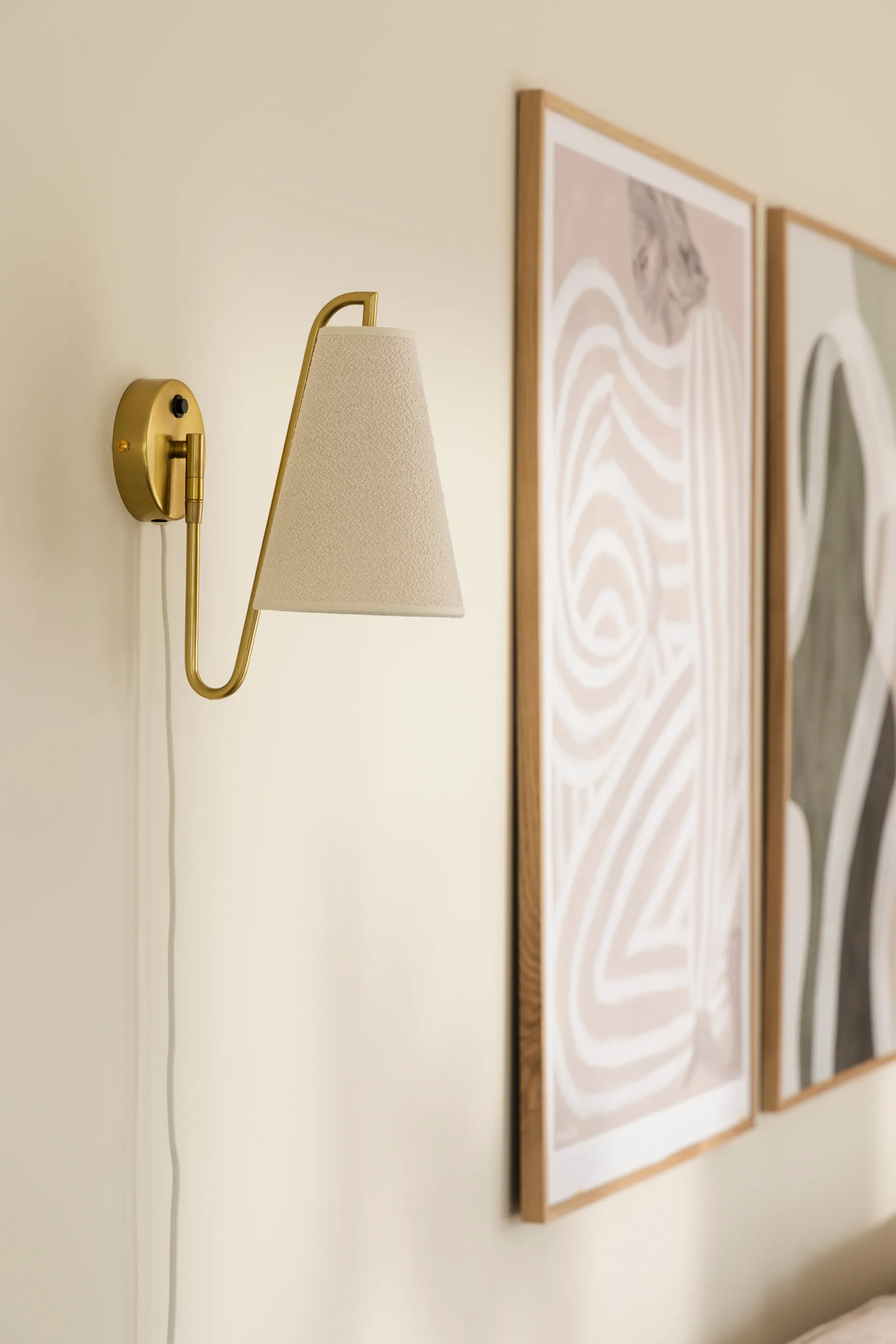 Lou wall lamp, Bouclé white-brushed brass Globen Lighting