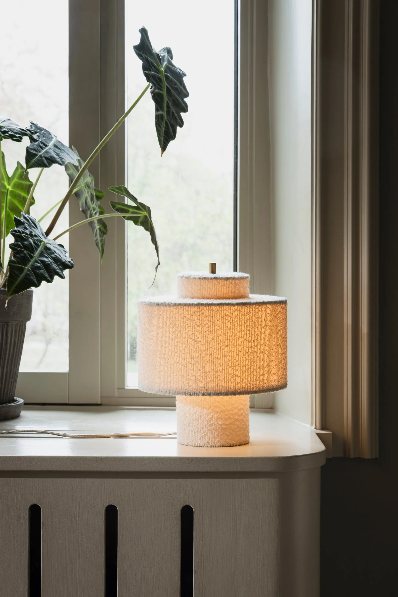 Noah table lamp, White bouclé, Ø25x30.5 cm Globen Lighting