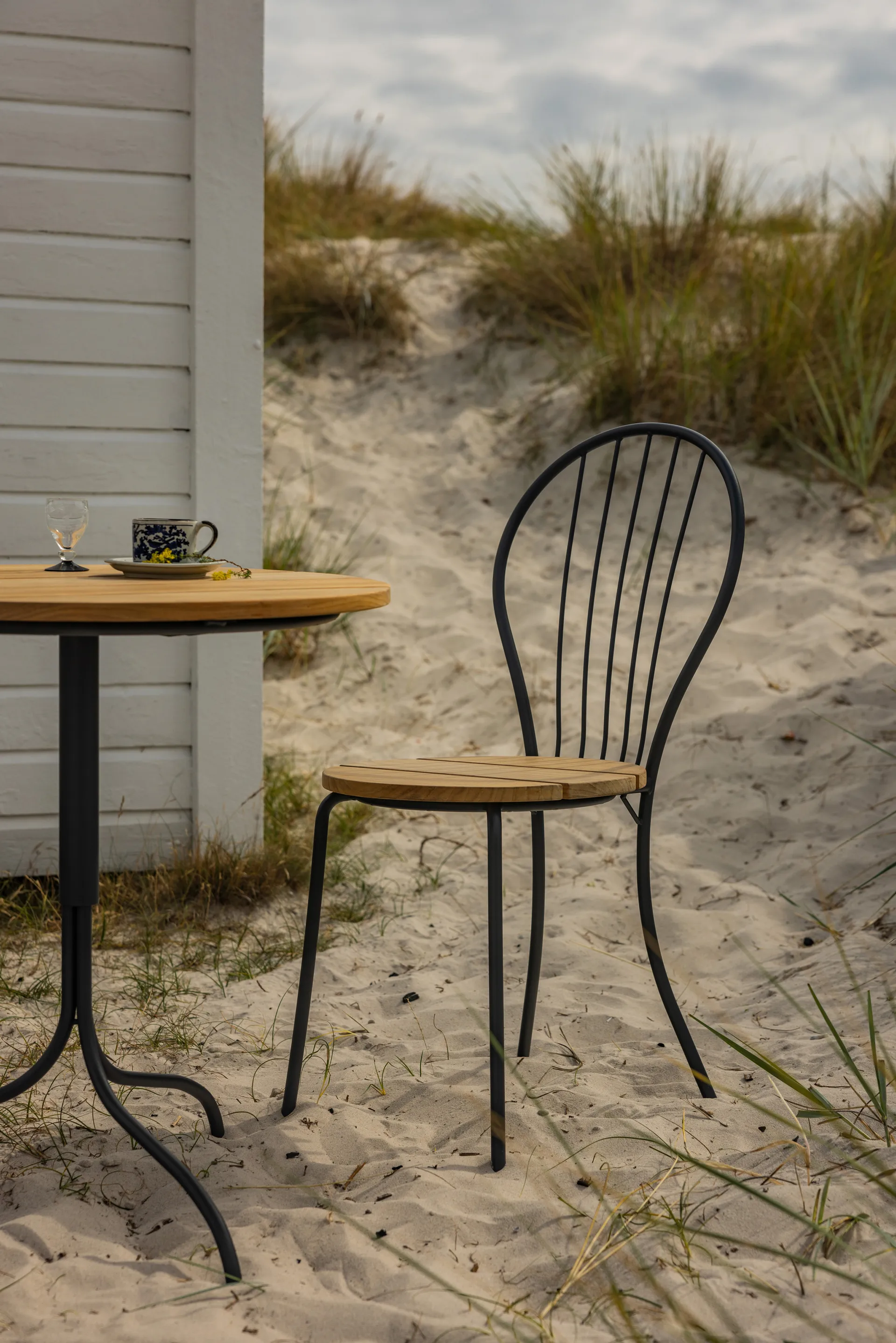 Akleja chair, Teak-dark grey stand Grythyttan Stålmöbler