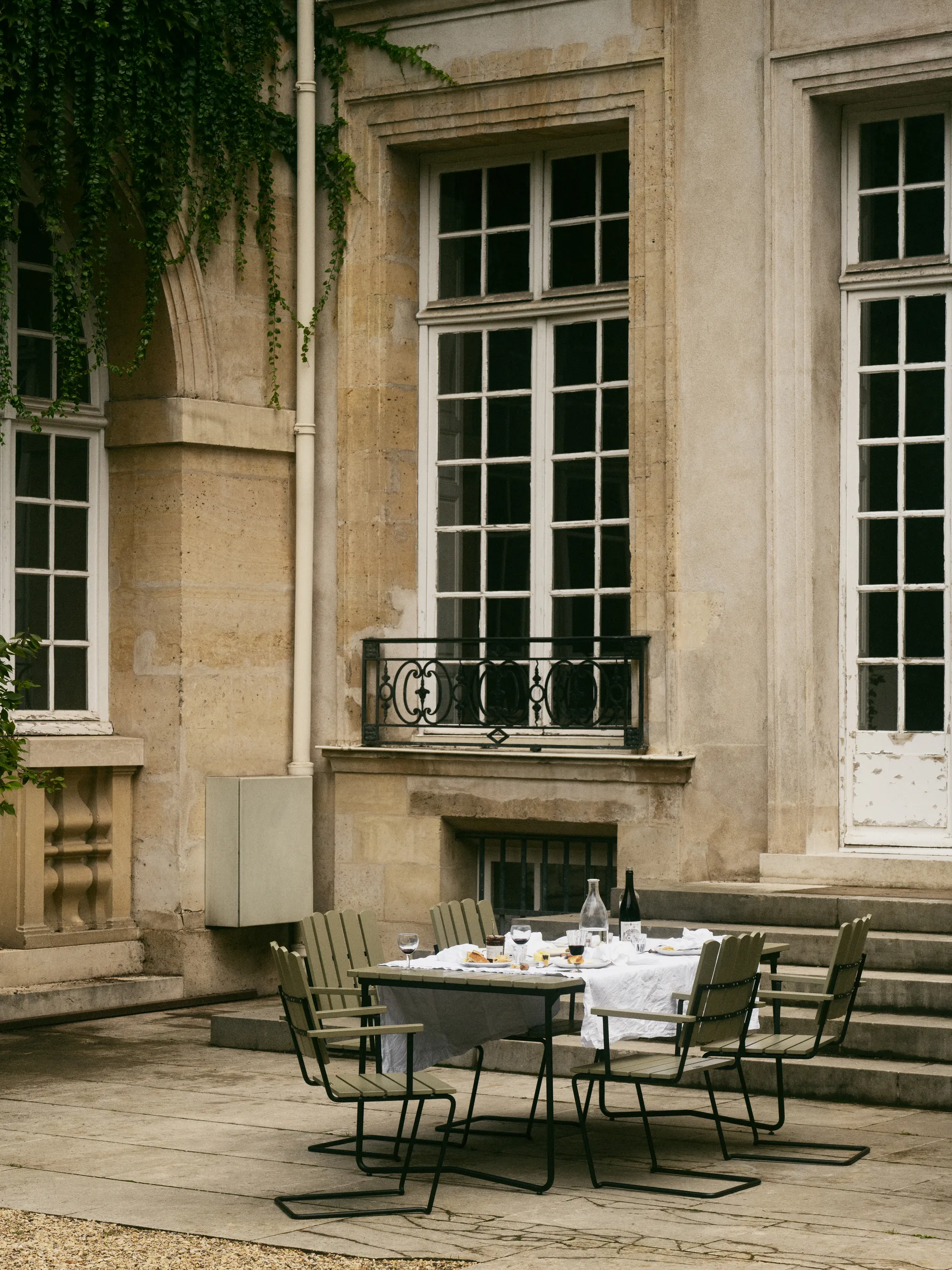 B31 dining table, Light green oak-black Grythyttan Stålmöbler
