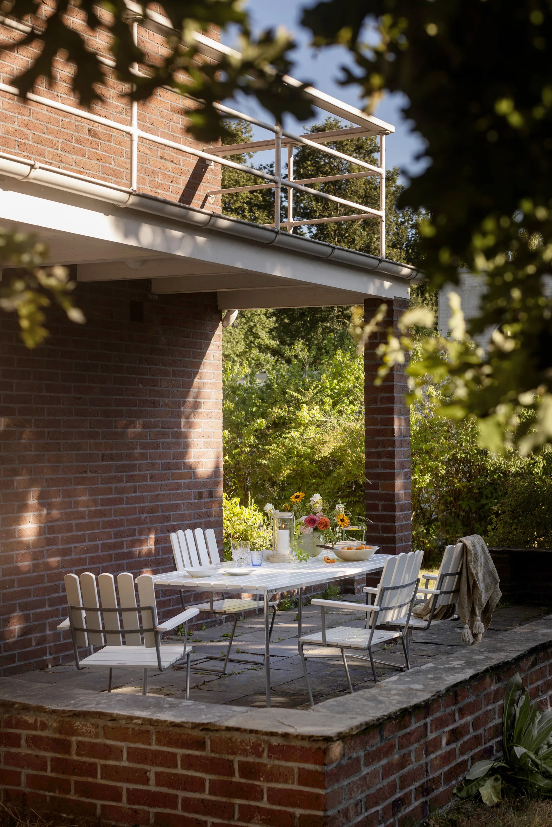B31 dining table, White lacquer oak-hot-dip galvanized Grythyttan Stålmöbler