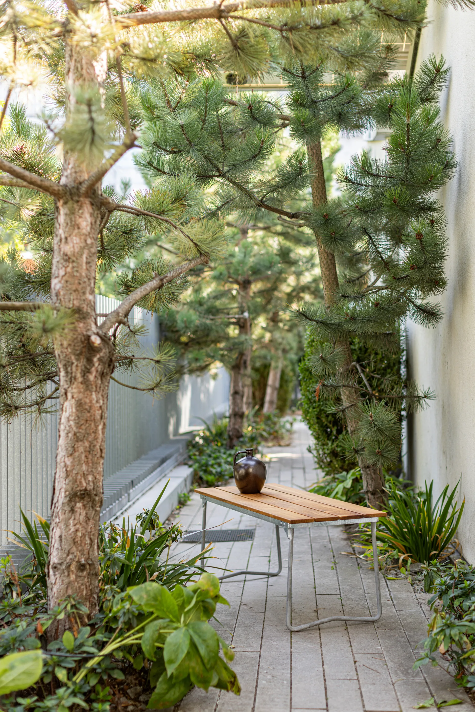 Bänk 8 bench, Teak-hot-dip galvanized steel stand Grythyttan Stålmöbler