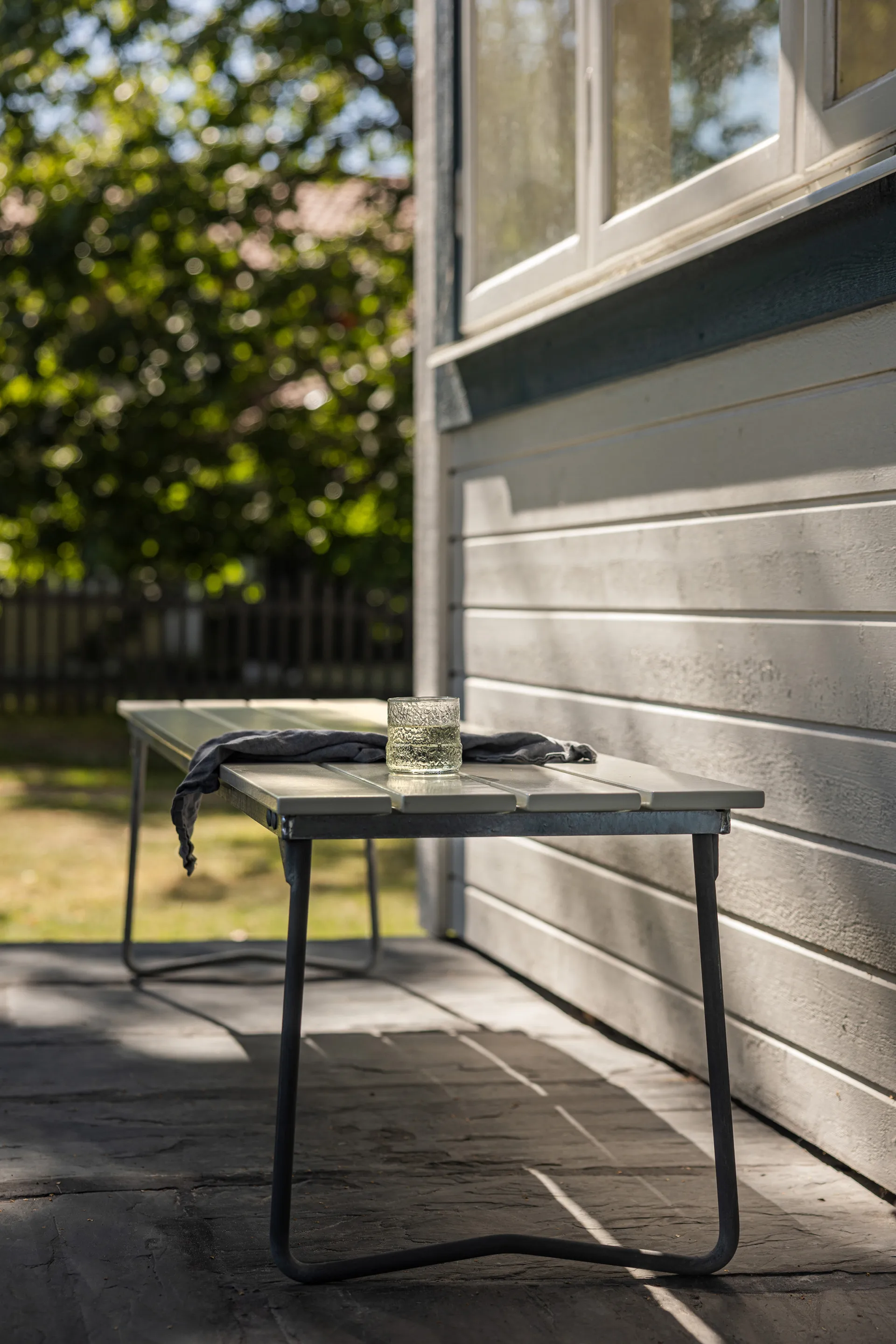 Bänk 8 bench, White lacquer oak-hot-dip galvanized steel stand Grythyttan Stålmöbler