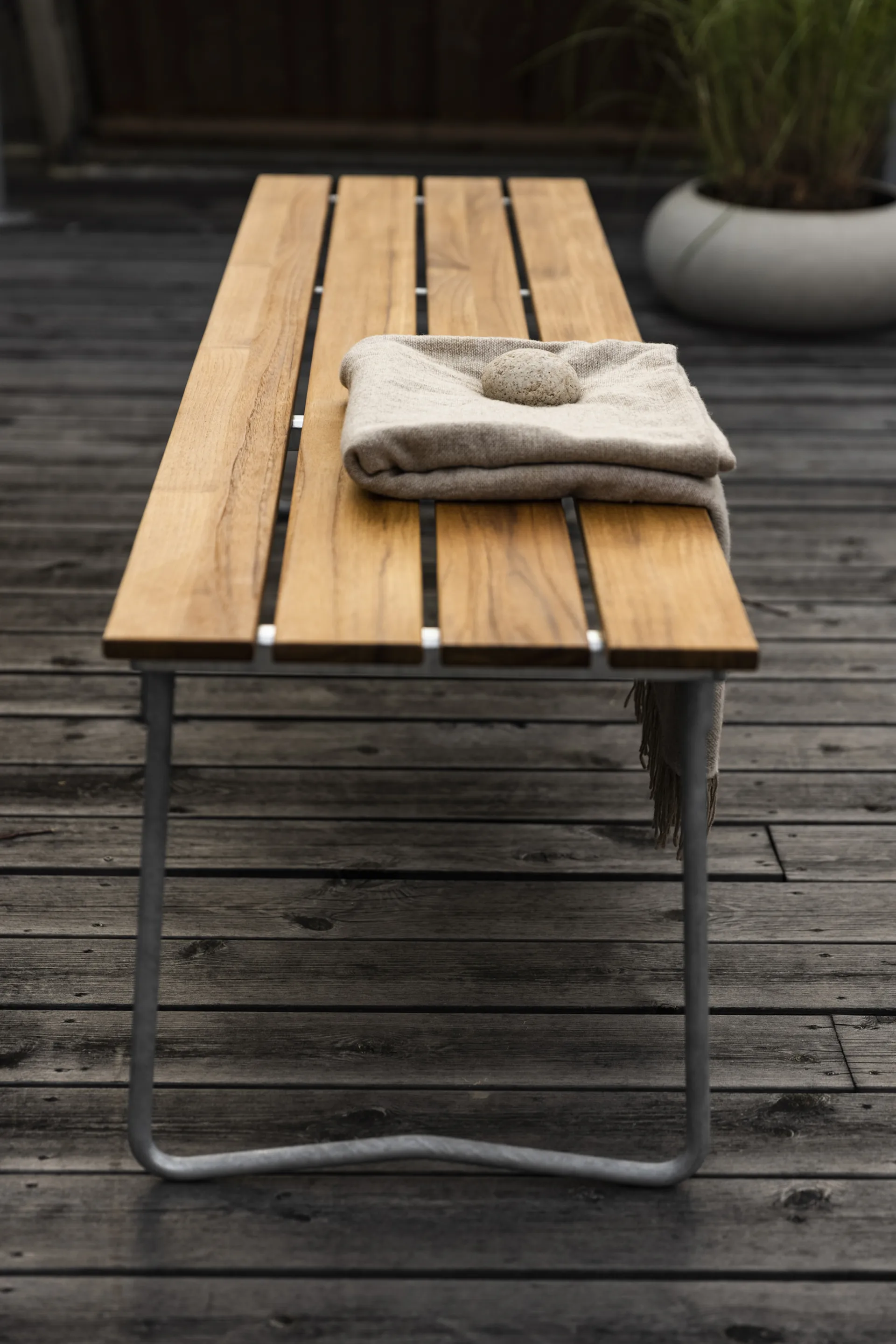 Bänk 9 bench, Teak-170 cm-hot-dip galvanized Grythyttan Stålmöbler